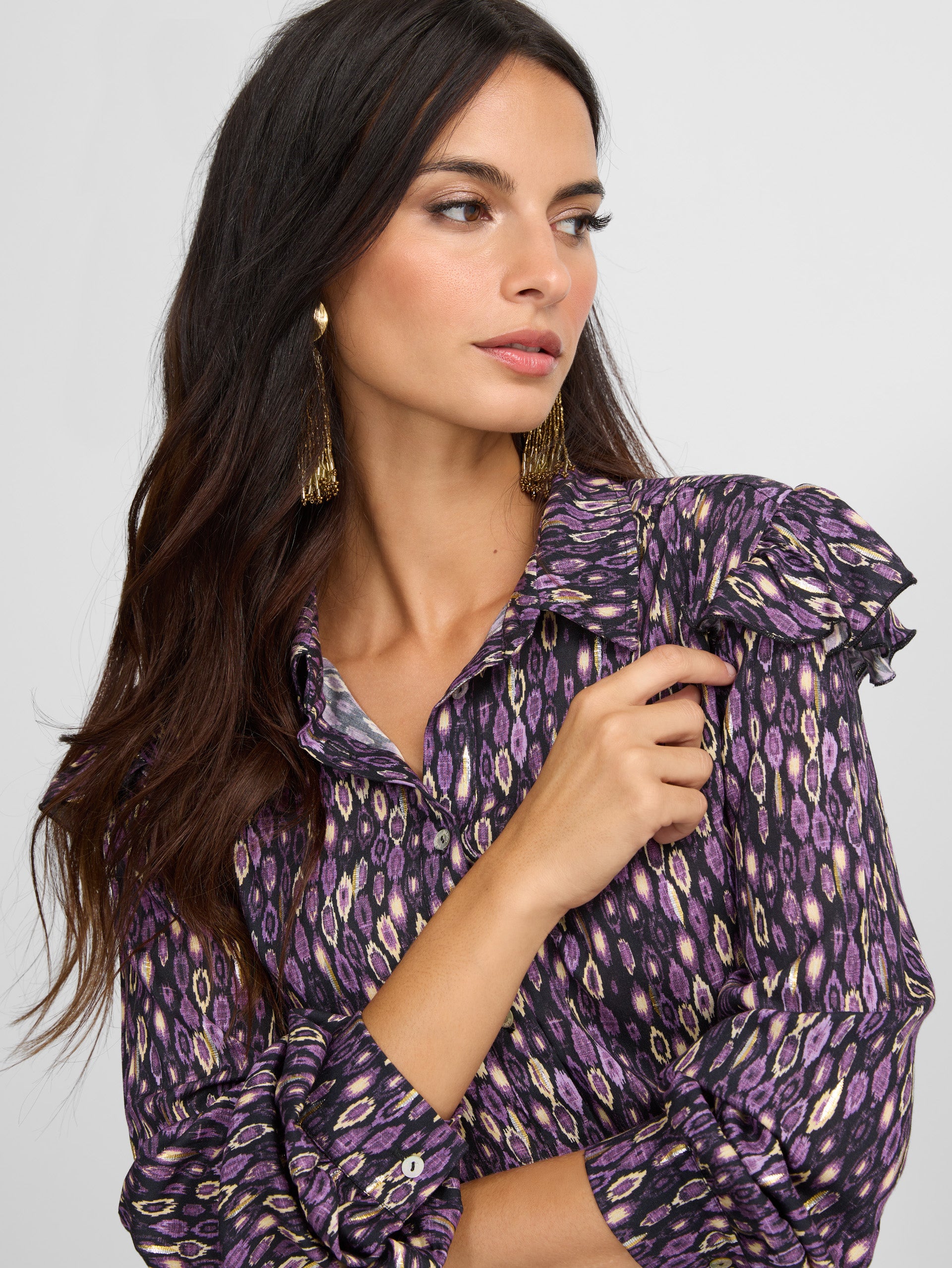 Camisa volantes hombro estampado ikat morados