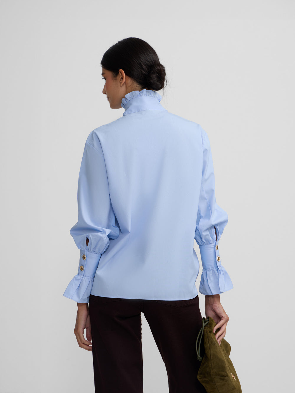 Chemise bleu clair avec détails de poignets