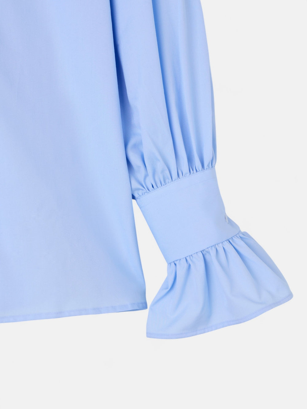 Chemise bleu clair avec détails de poignets