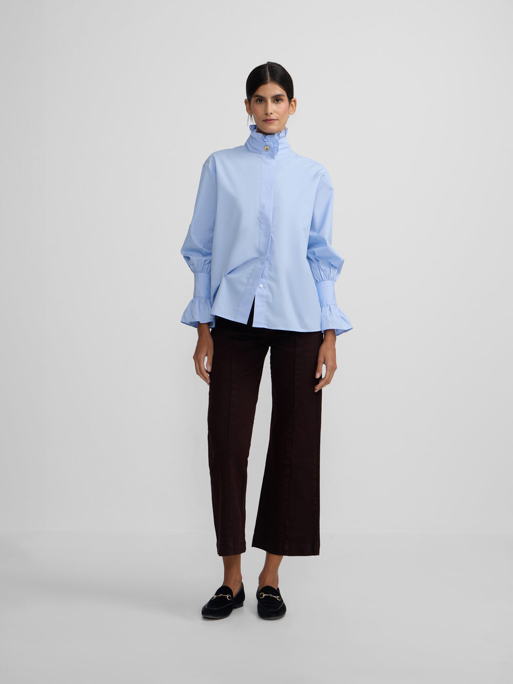 Chemise bleu clair avec détails de poignets