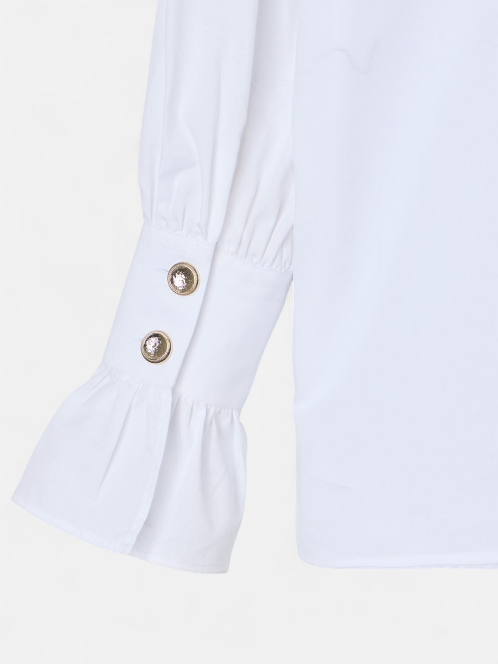 Camisa branca com detalhe no punho