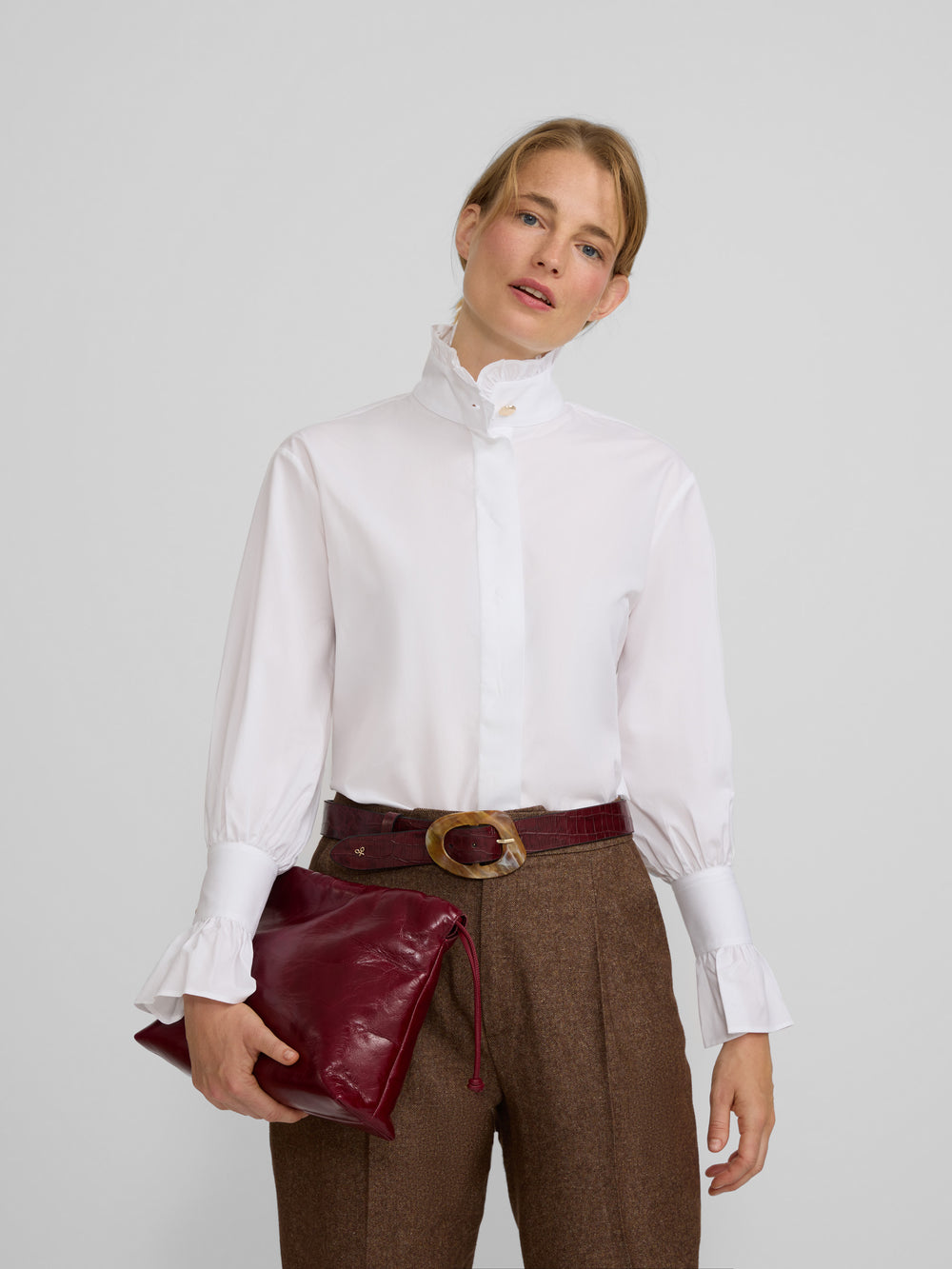 Camisa branca com detalhe no punho