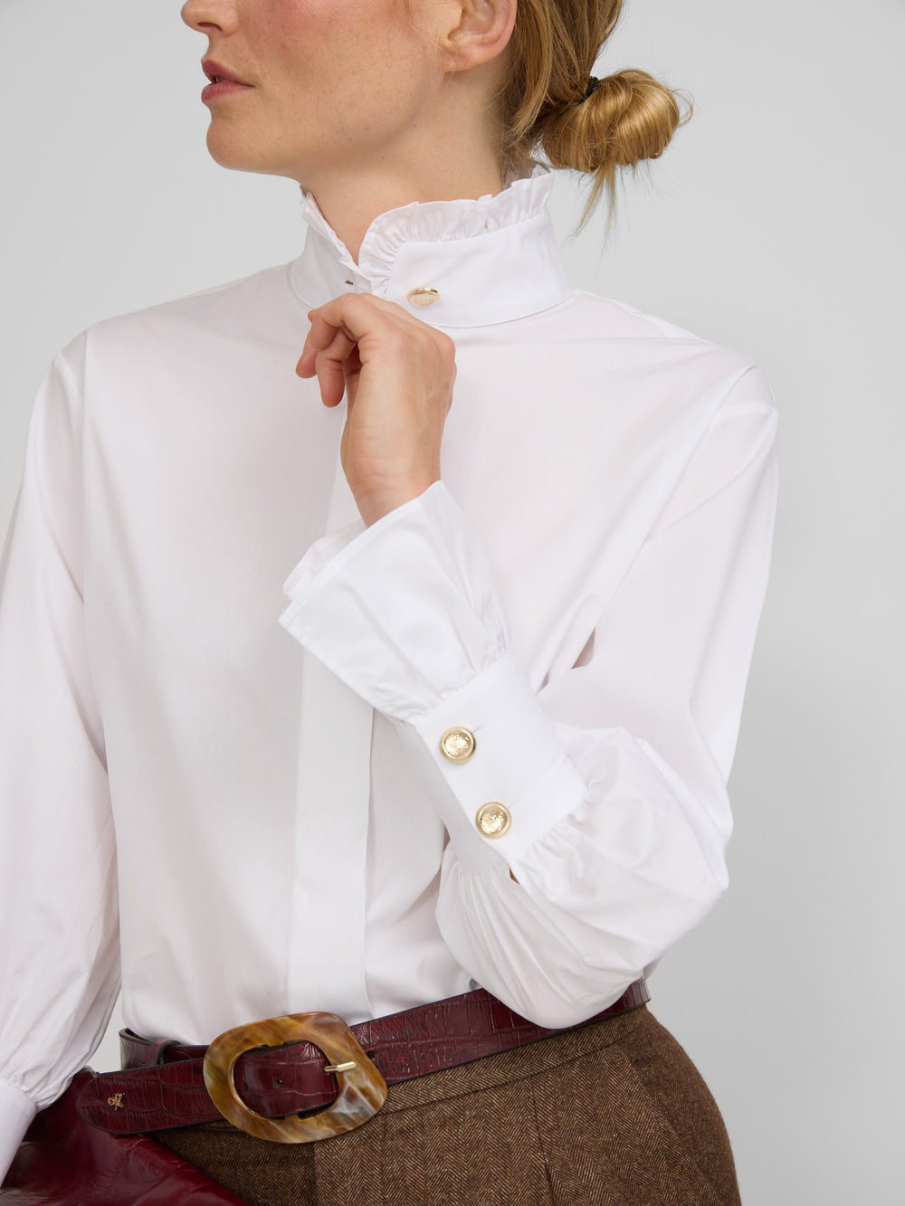 Camisa branca com detalhe no punho