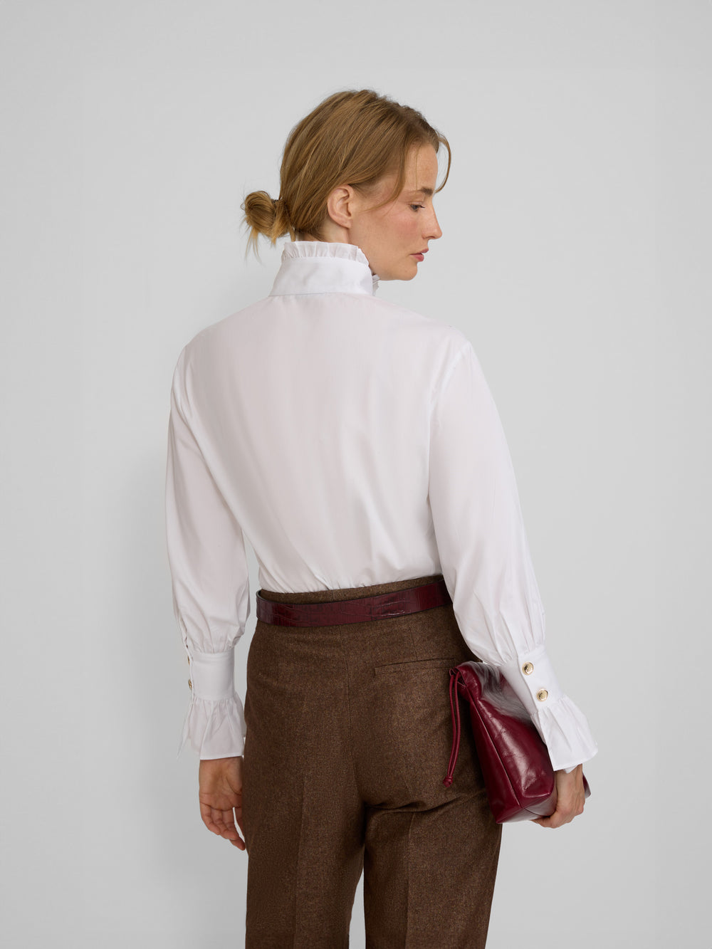 Camisa branca com detalhe no punho