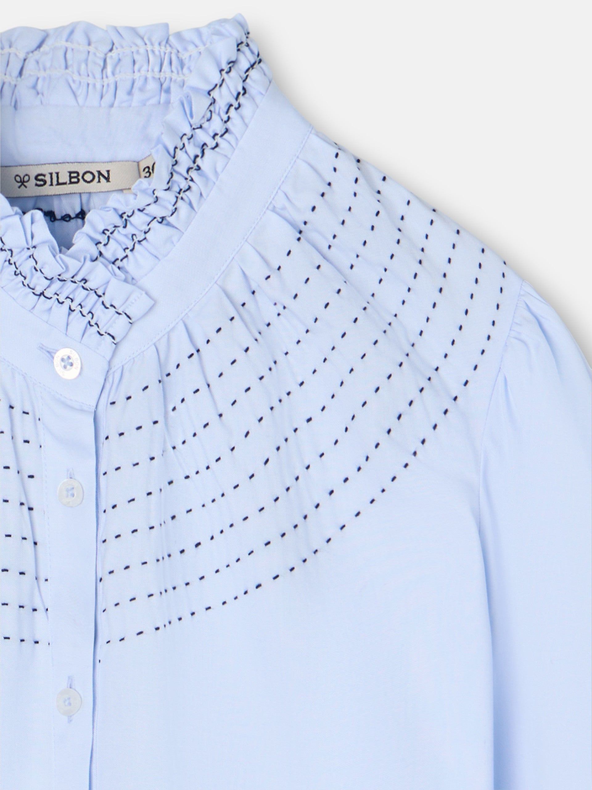 Camisa azul claro com punho franzido