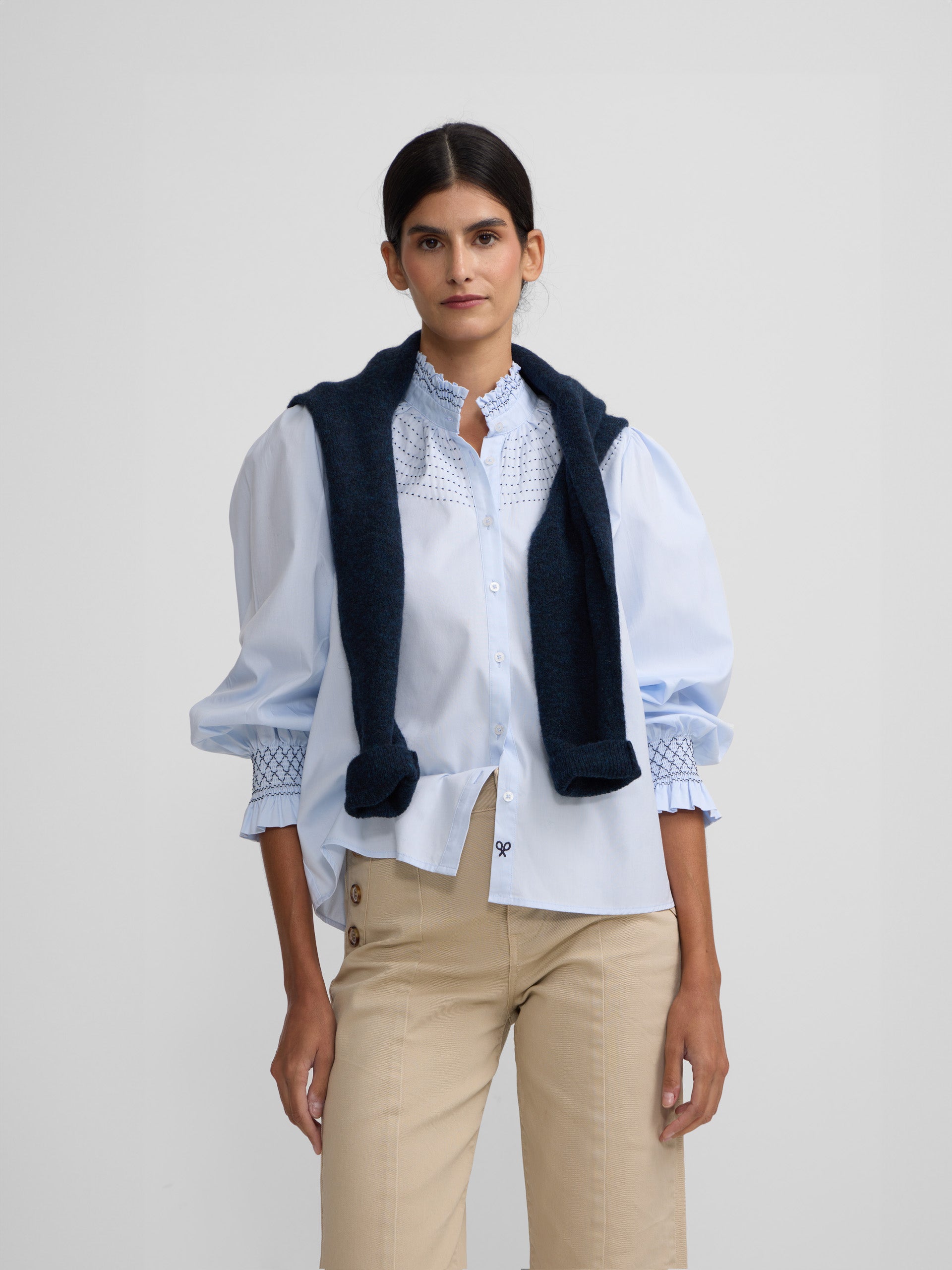 Camisa azul claro com punho franzido