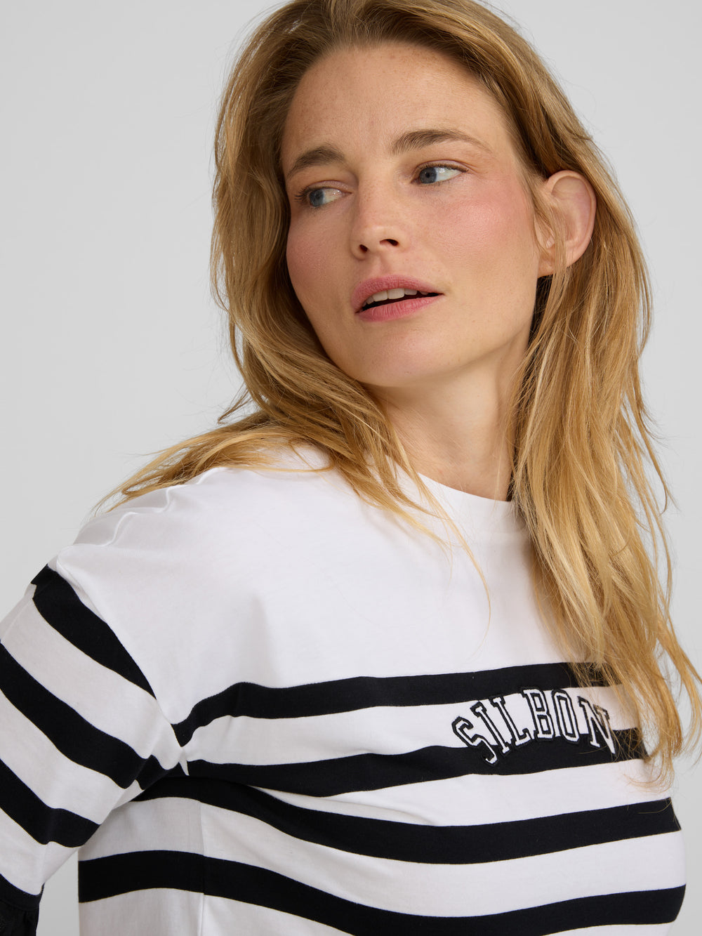 T-shirt femme à rayures noires et blanches