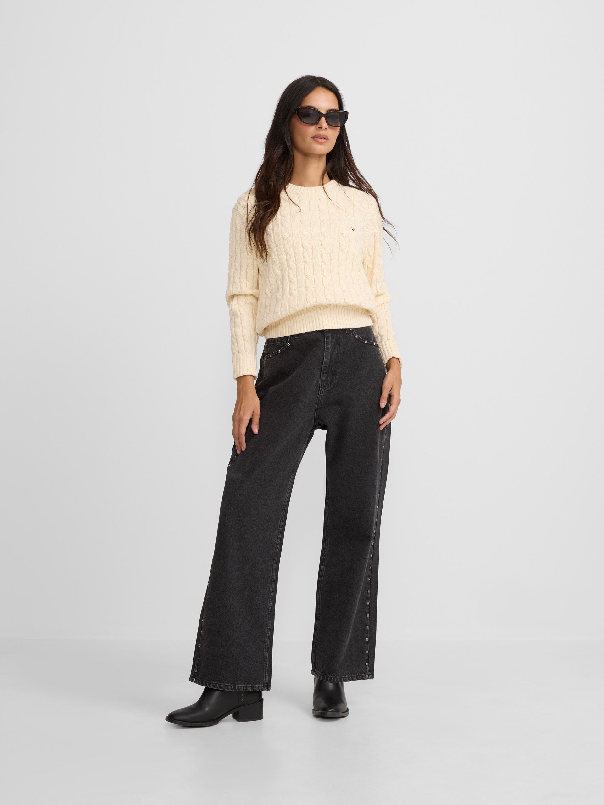 Pantalon denim tachas gris