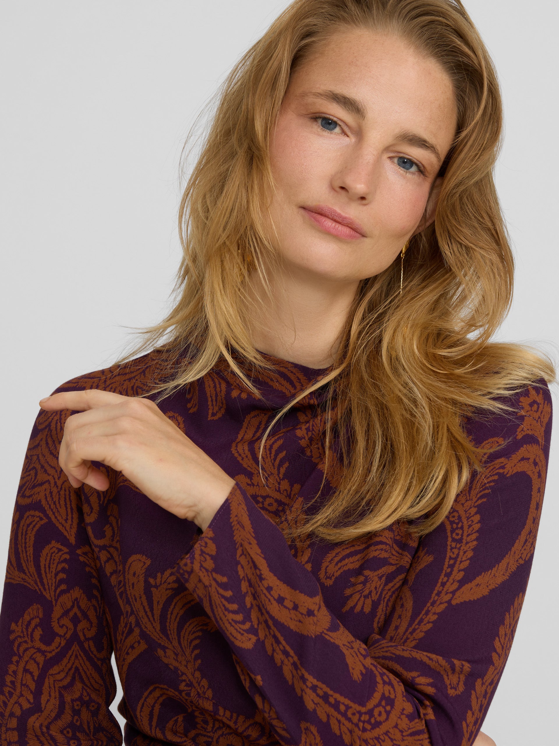 Vestido mini drapeado estampado morado y camel