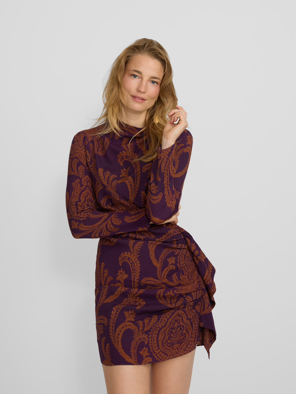 Vestido mini drapeado estampado morado y camel