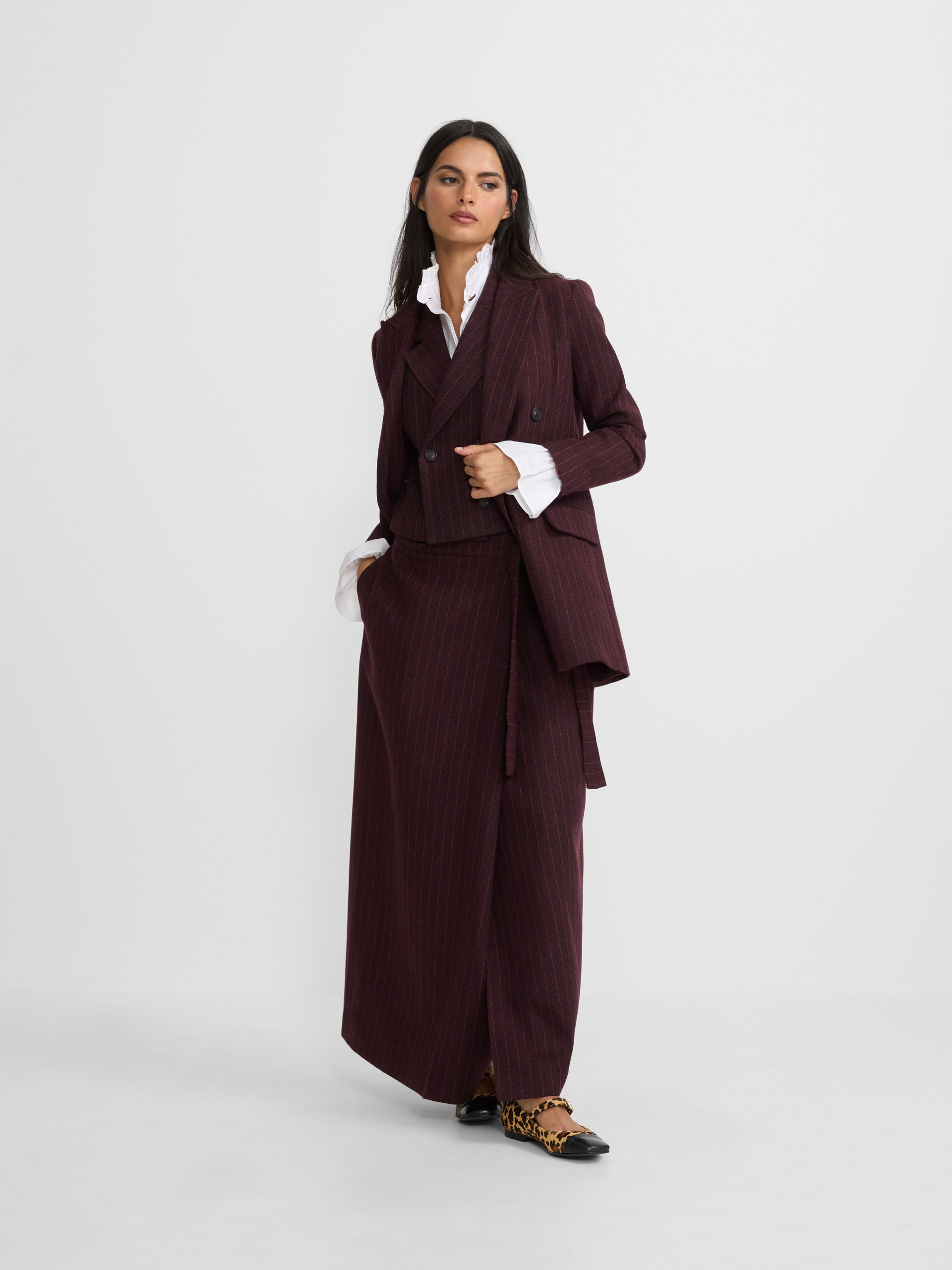Long skirt with a burgundy diplomatic stripe