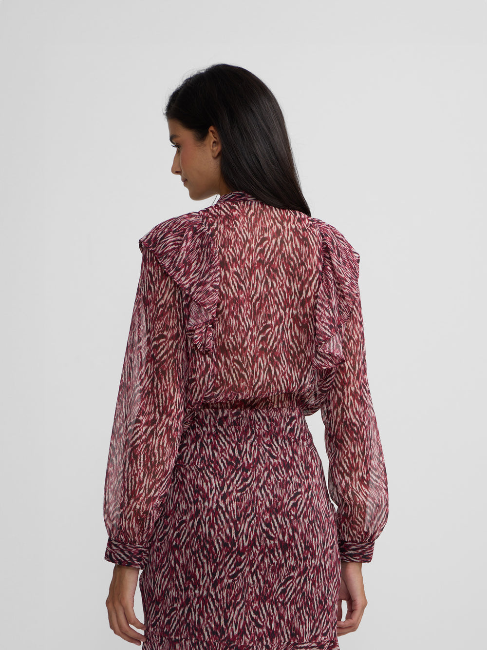 Blusa volante estampado animal print burdeos