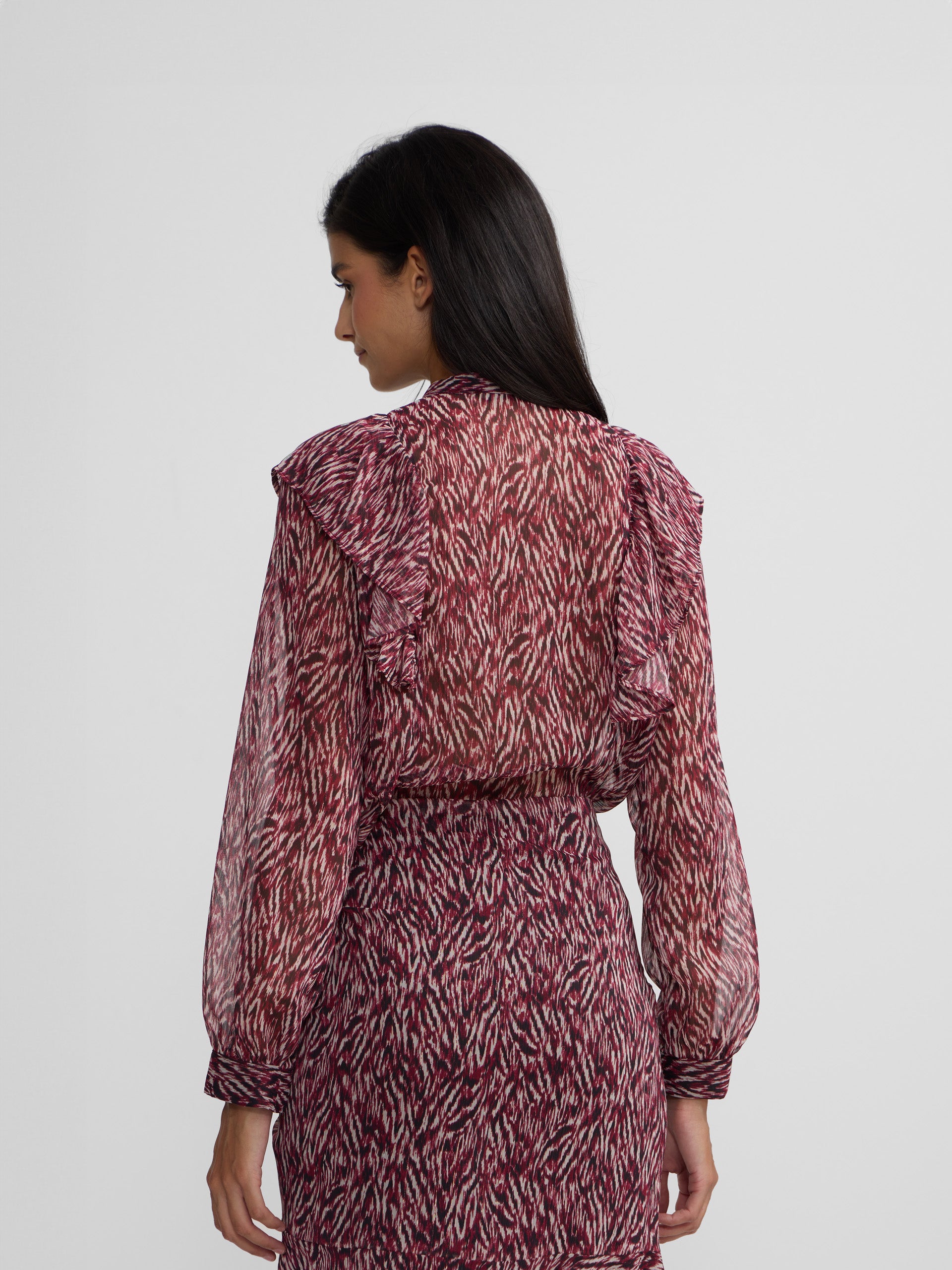 Blusa volante estampado animal print burdeos