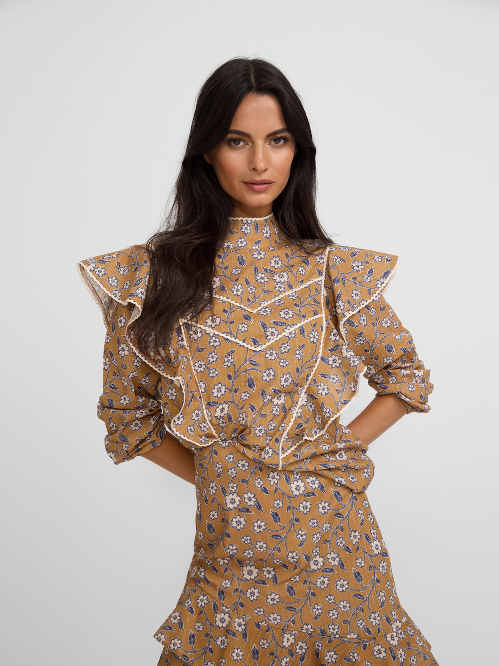 Blusa volantes estampado flores camel