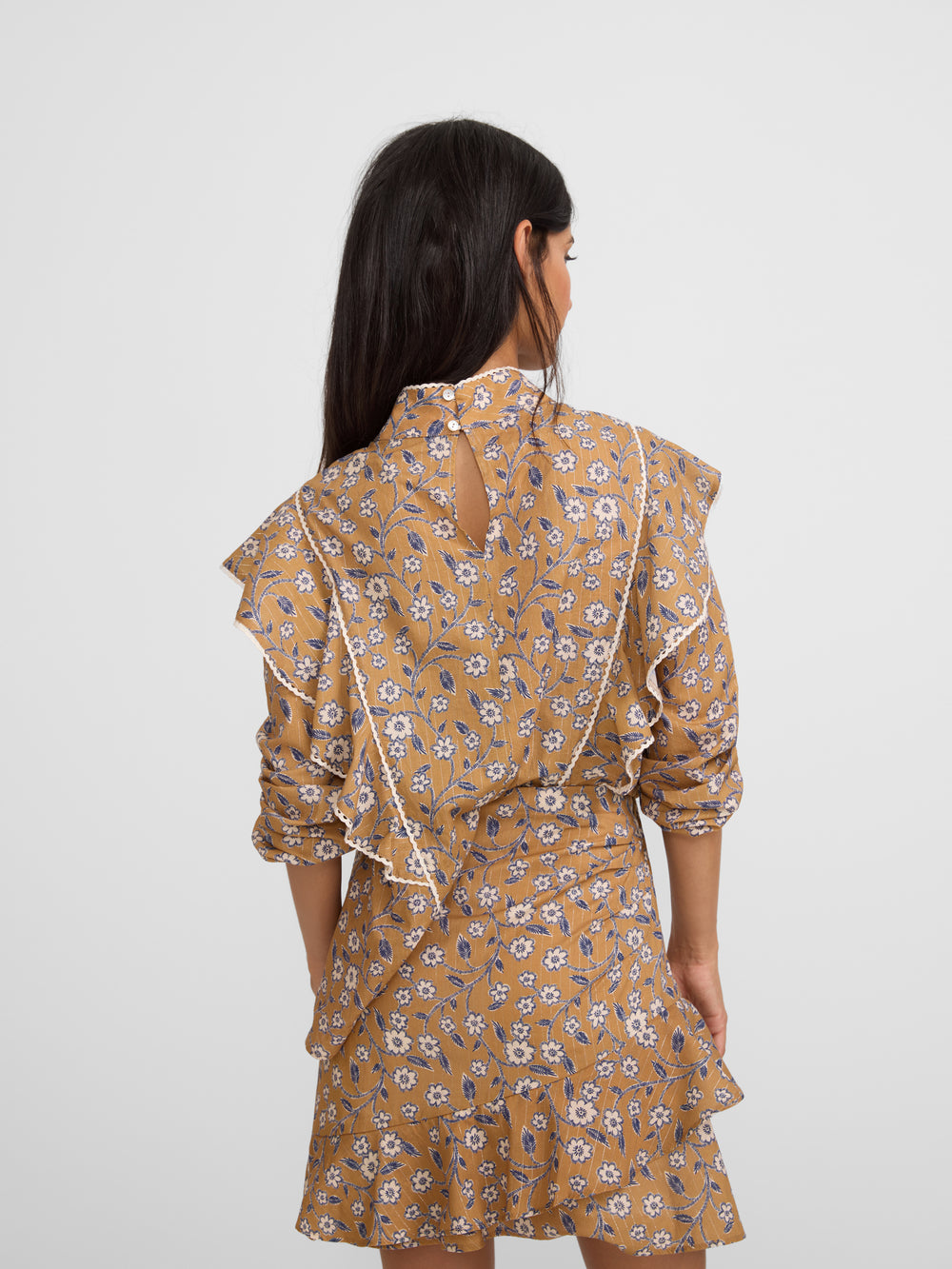 Blusa volantes estampado flores camel
