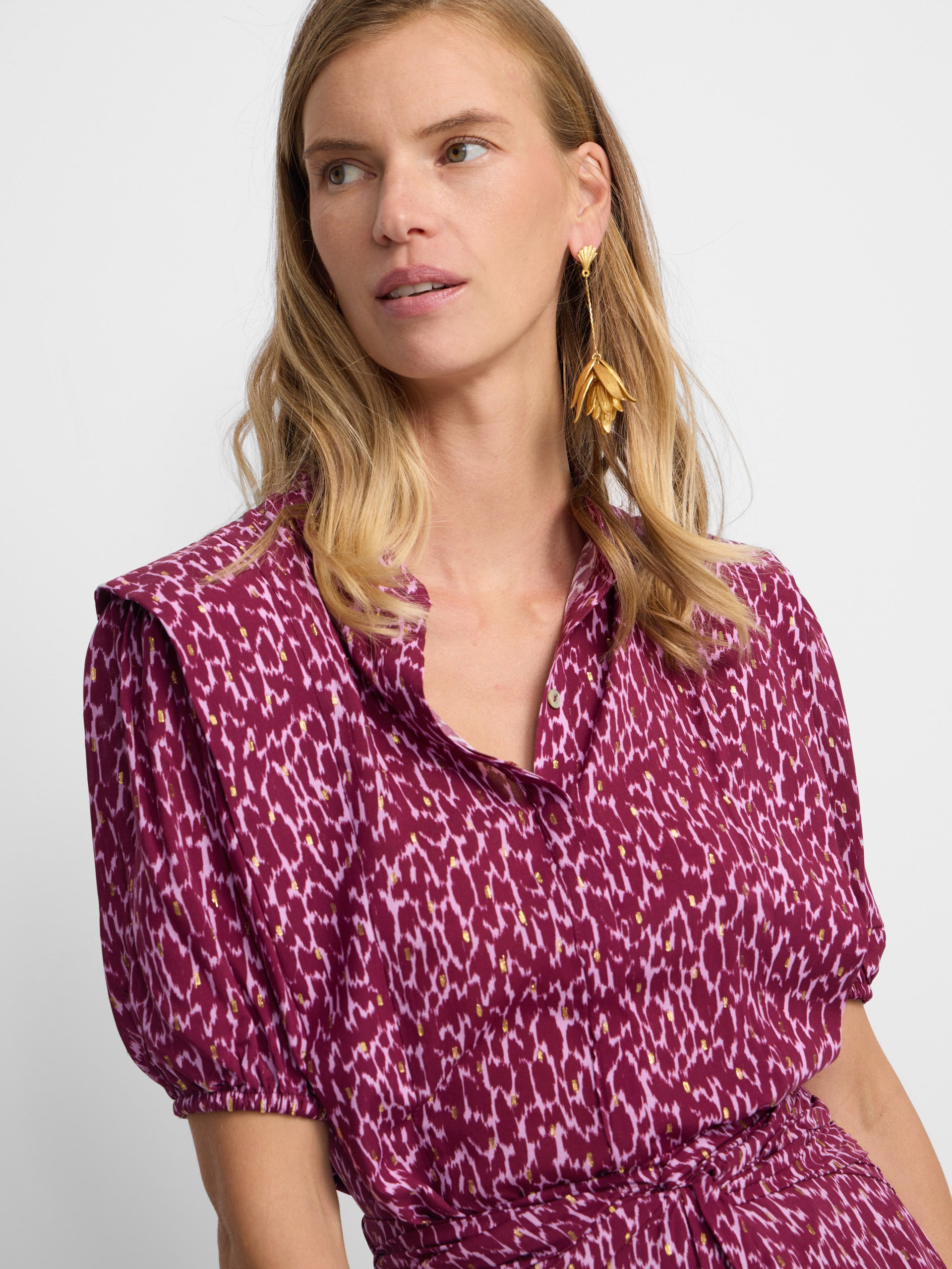 Short-sleeved blouse with purple lurex print
