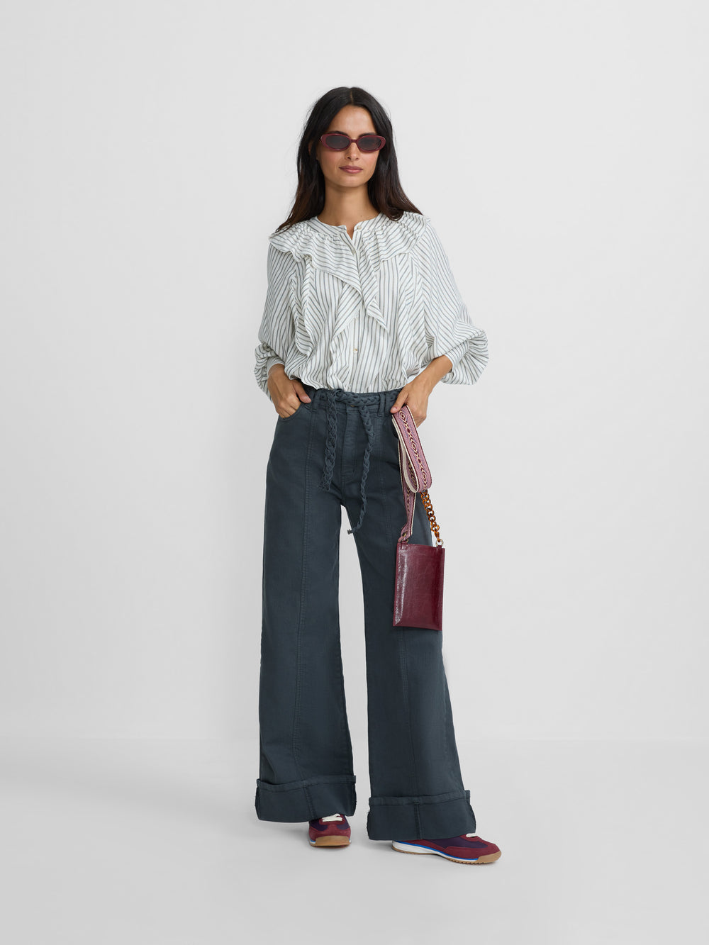 Blusa branca com folhos e riscas