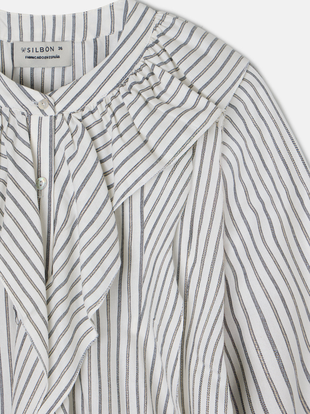 Blusa branca com folhos e riscas