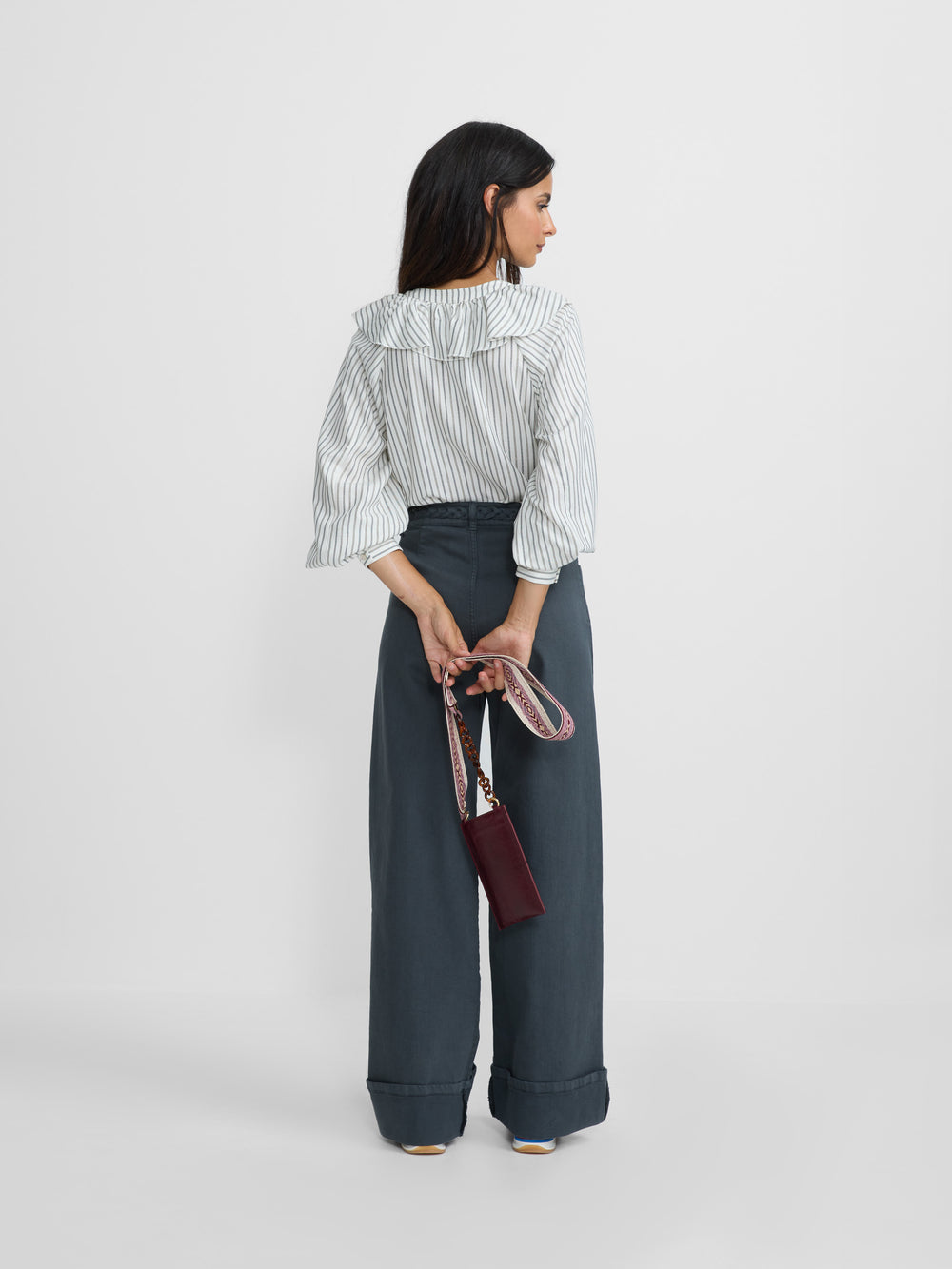 Blusa branca com folhos e riscas