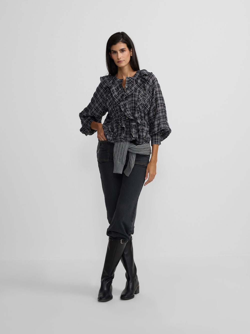 Blusa com folhos e padrão de quadrados pretos