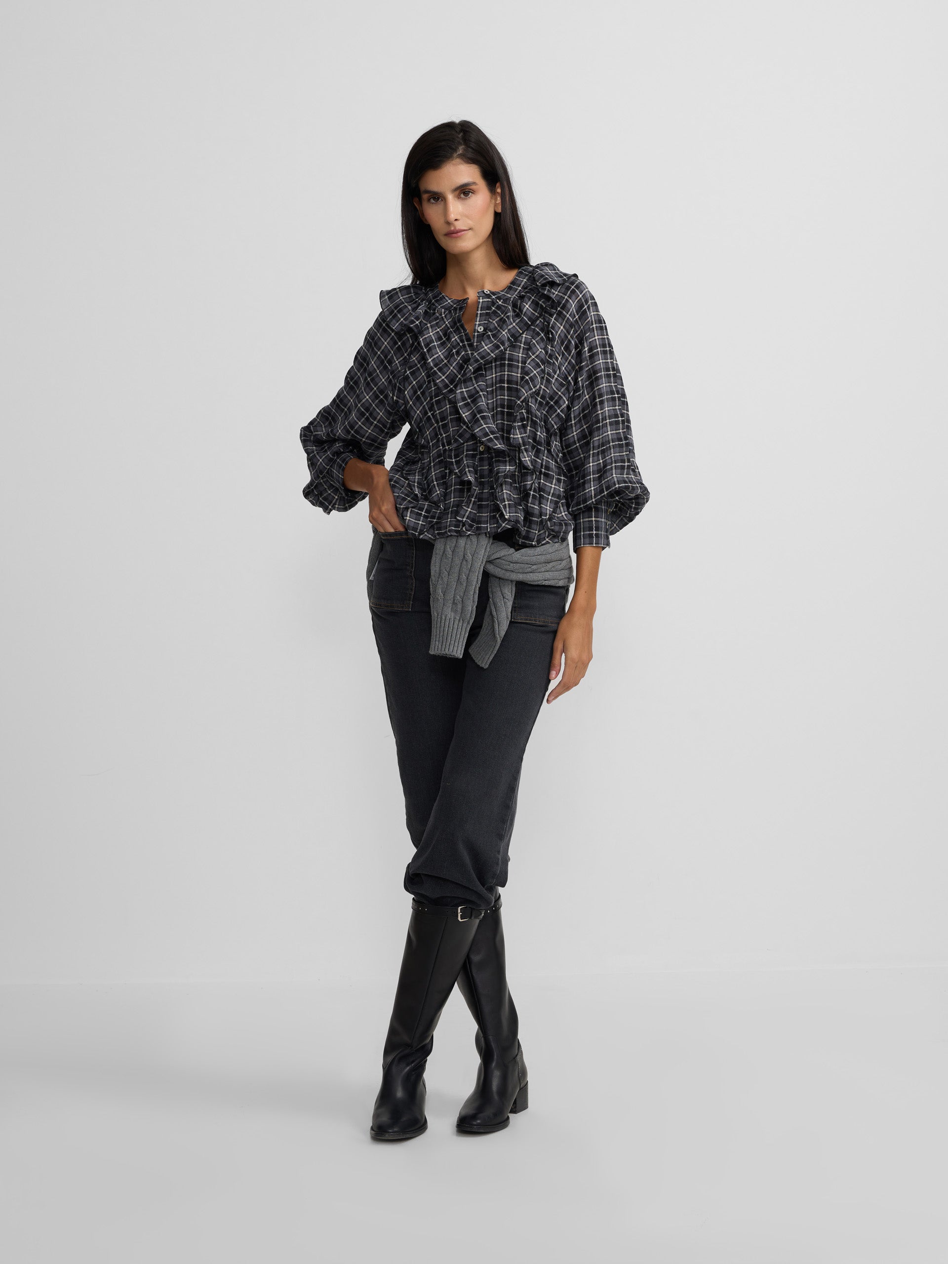 Blusa com folhos e padrão de quadrados pretos