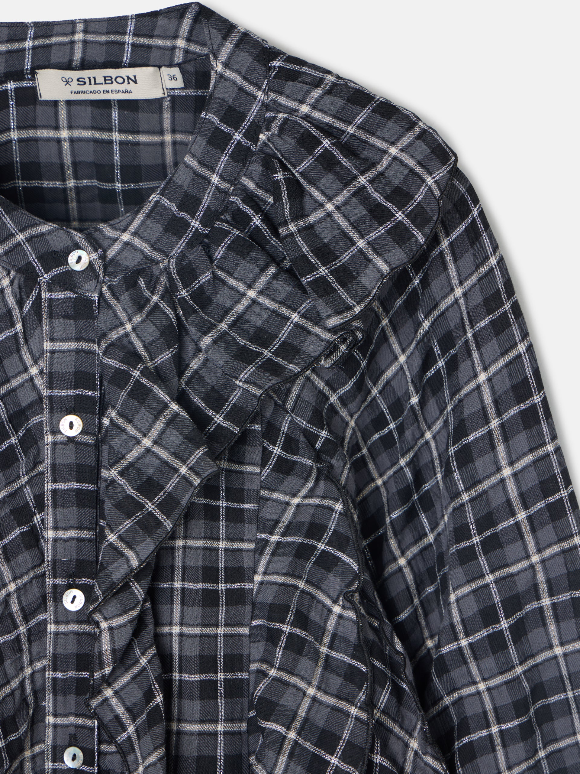 Blusa com folhos e padrão de quadrados pretos