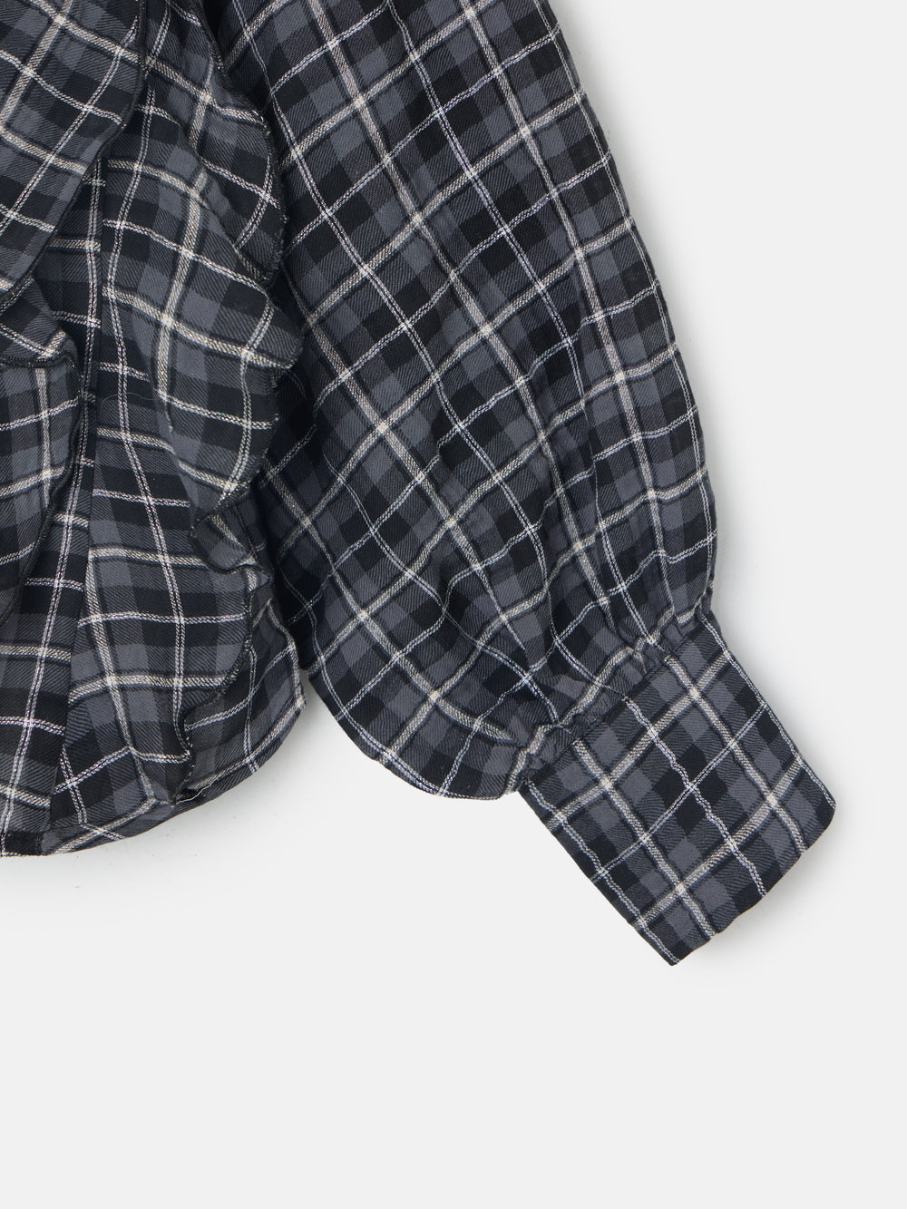 Blusa com folhos e padrão de quadrados pretos