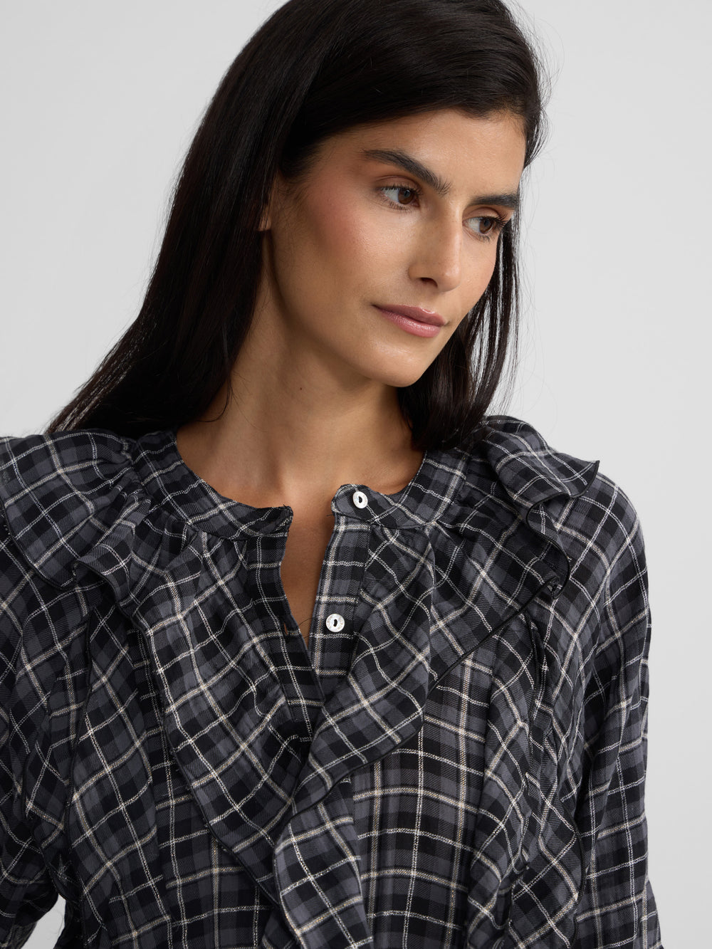 Blusa com folhos e padrão de quadrados pretos