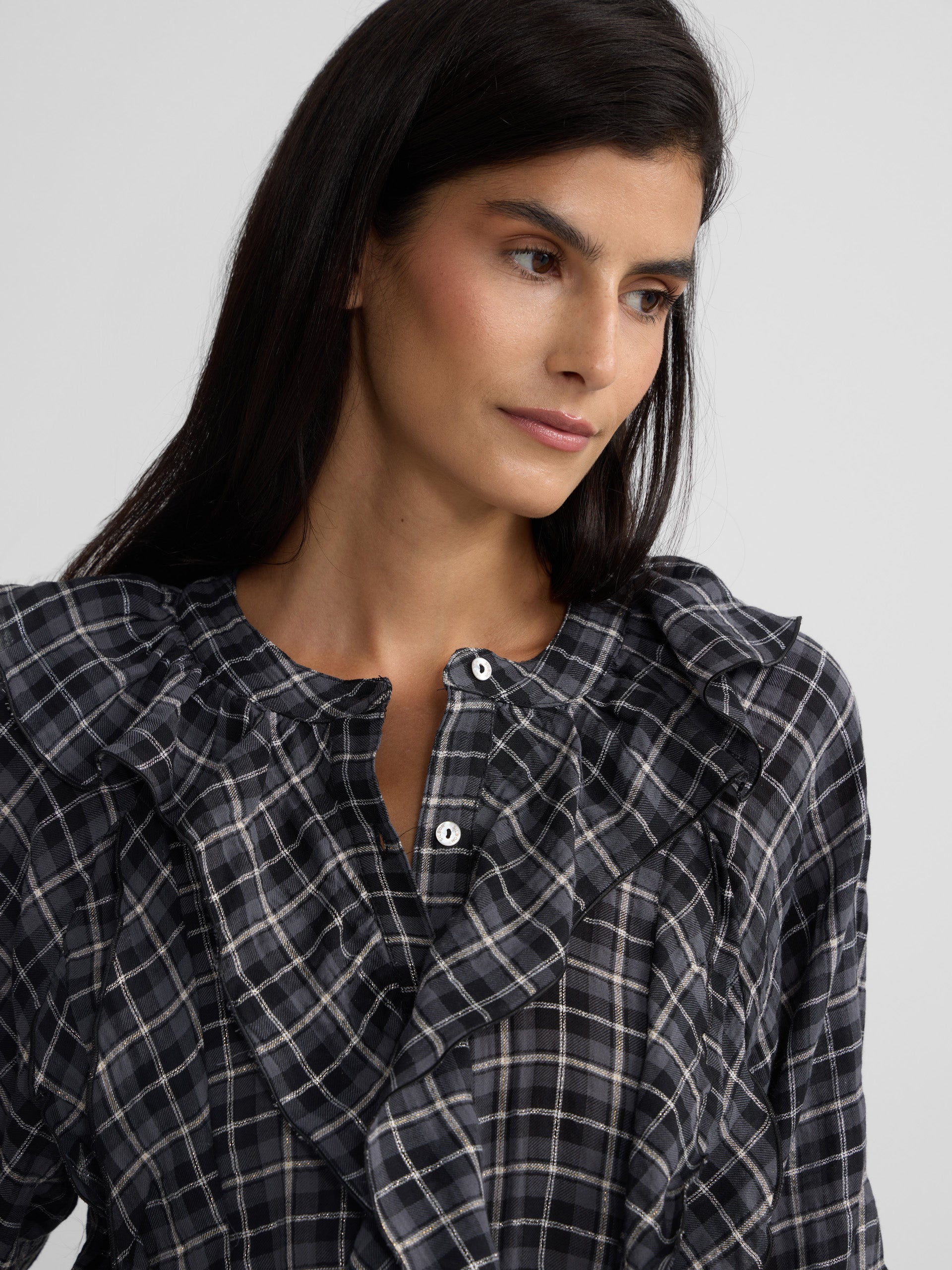 Blusa com folhos e padrão de quadrados pretos