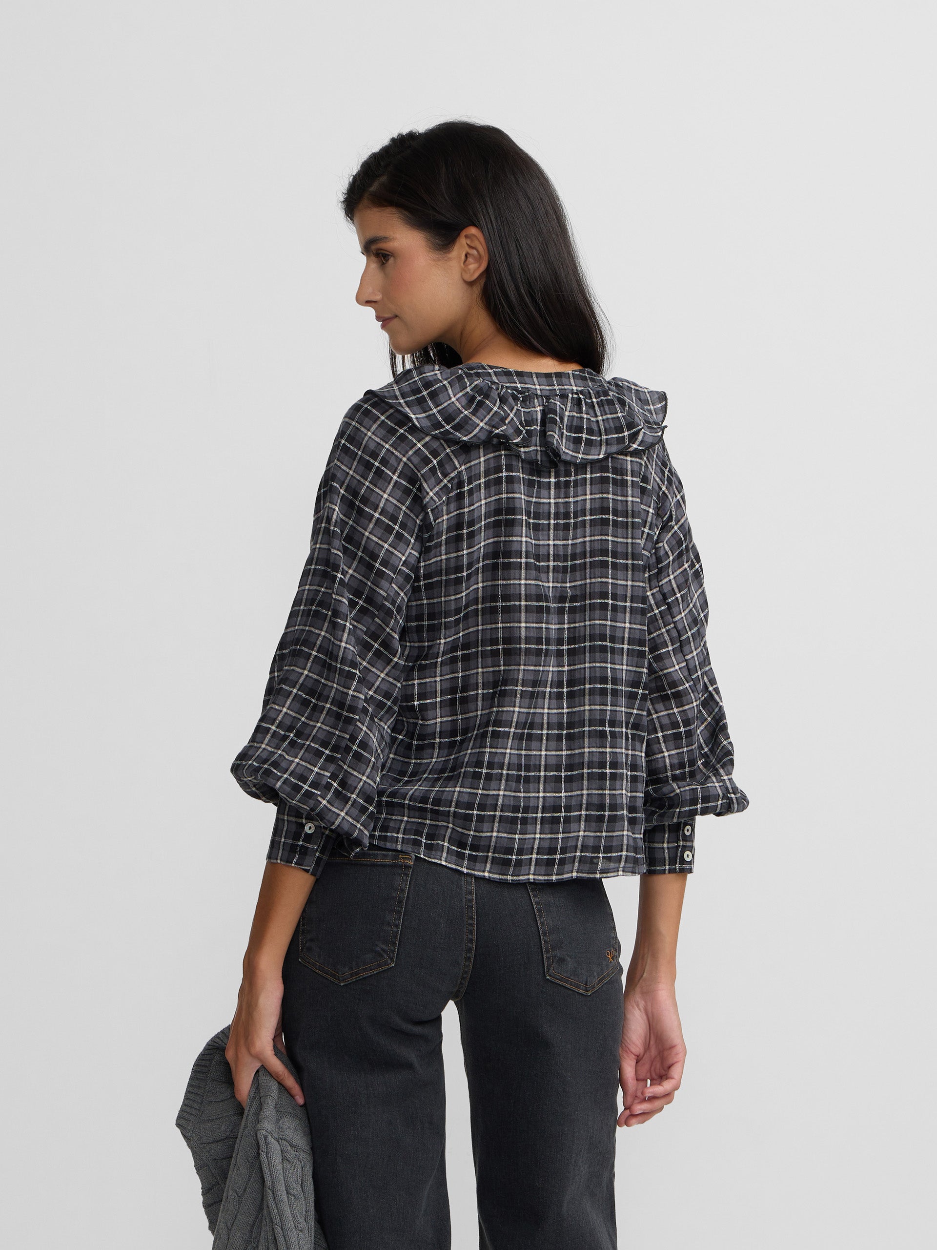 Blusa com folhos e padrão de quadrados pretos