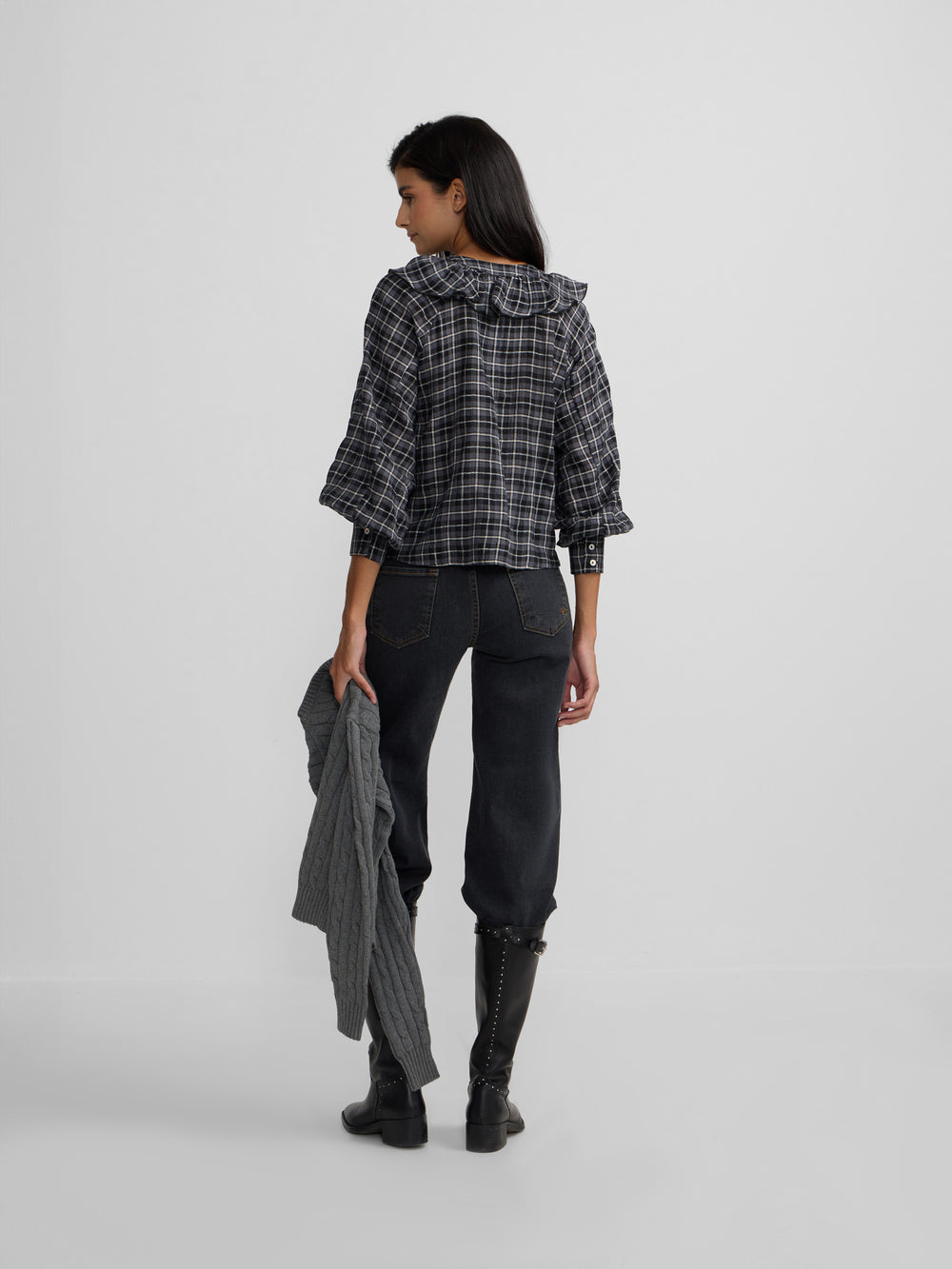 Blusa com folhos e padrão de quadrados pretos