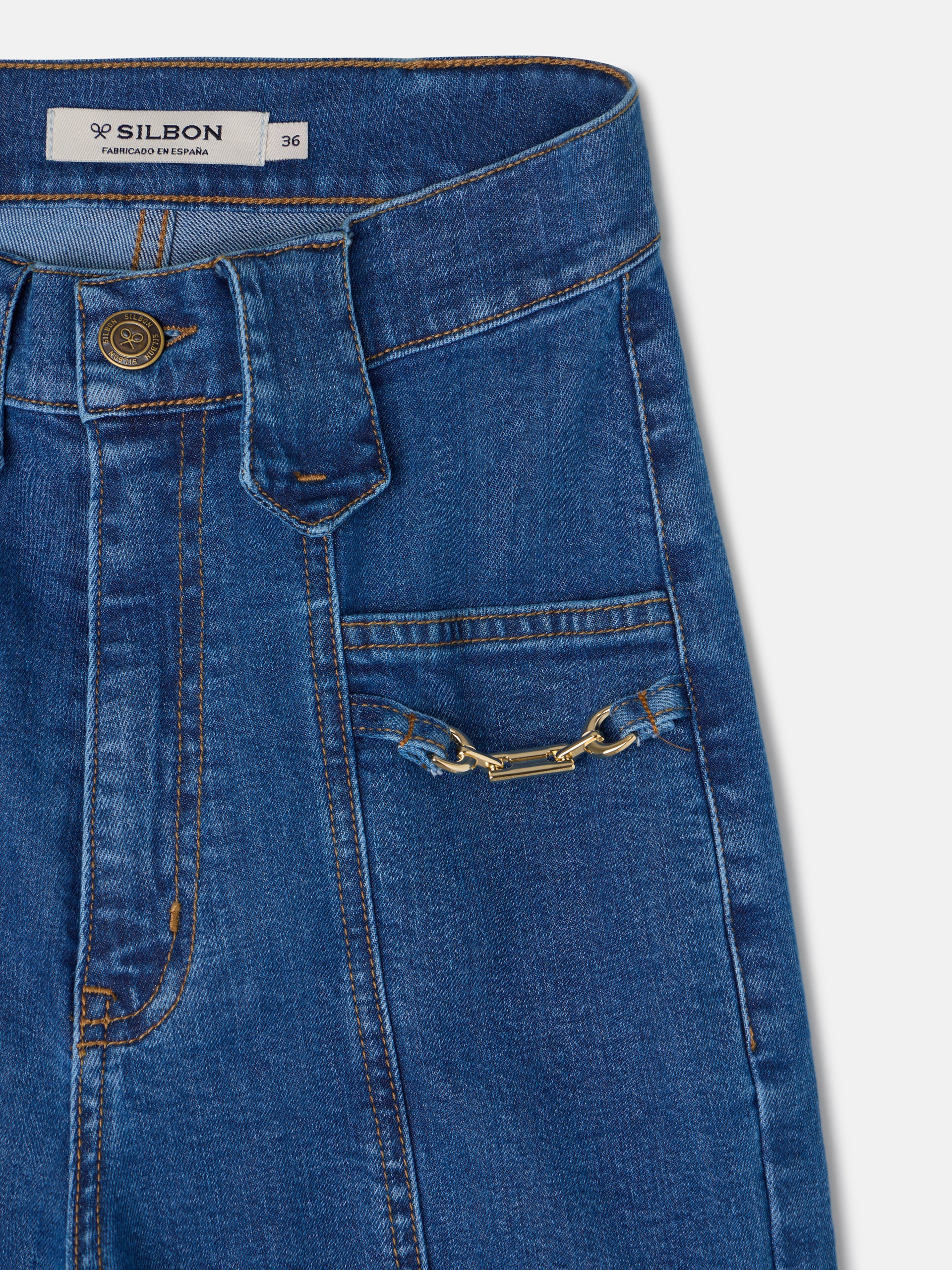 Pantalon en jean à jambe droite avec détail boucle