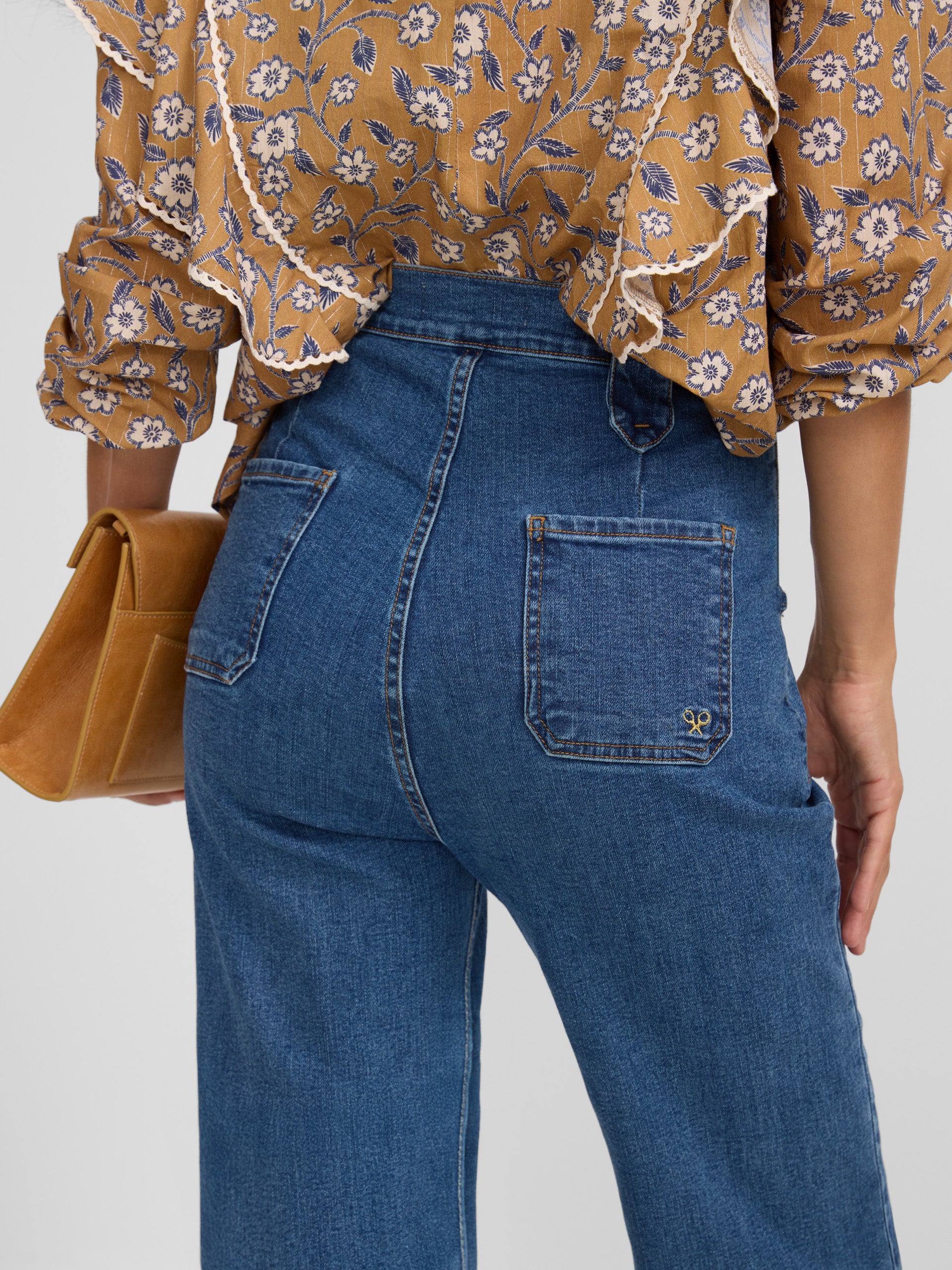 Pantalon en jean à jambe droite avec détail boucle