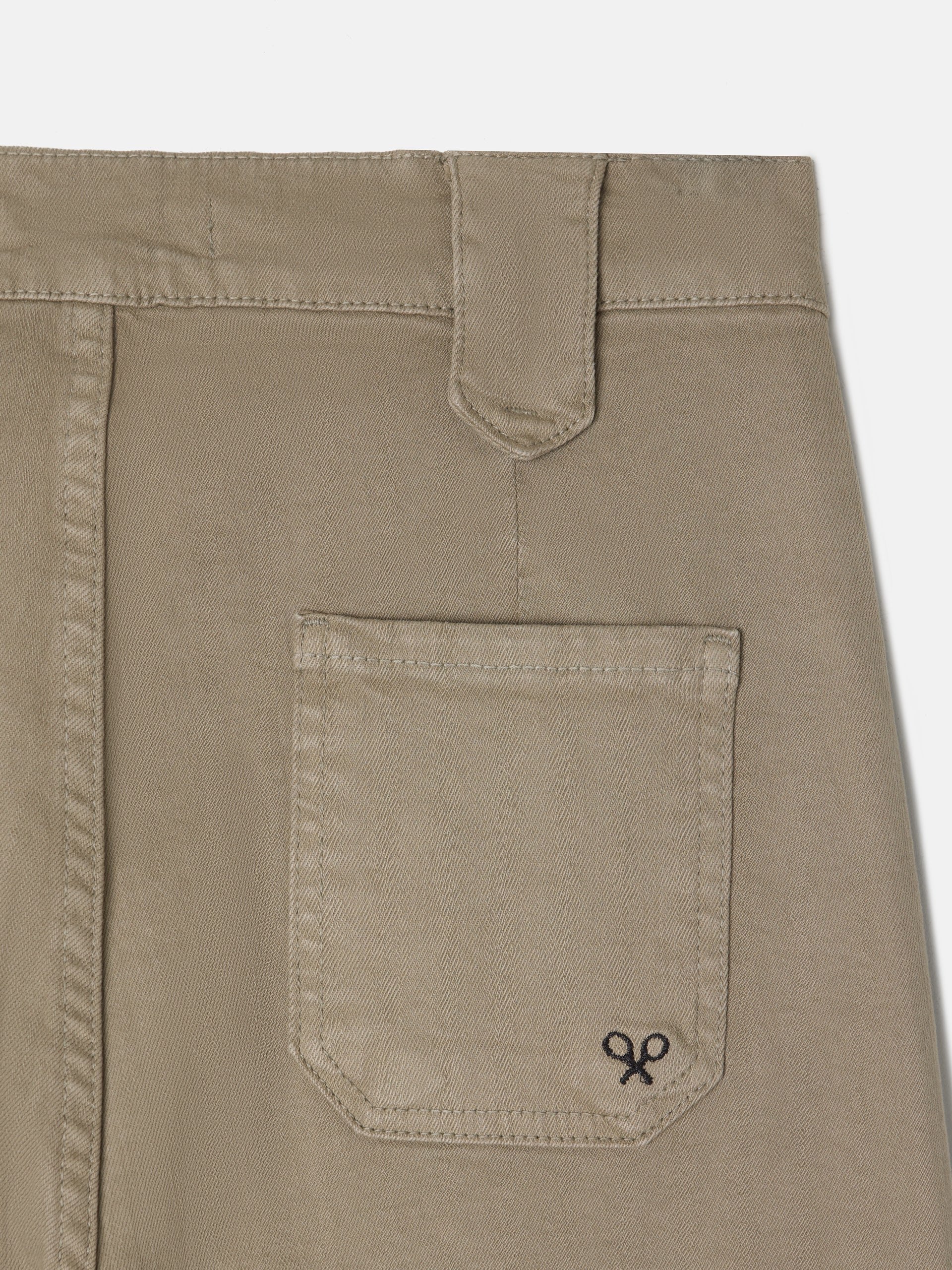 Pantalon recto detalle hebillas beige oscuro