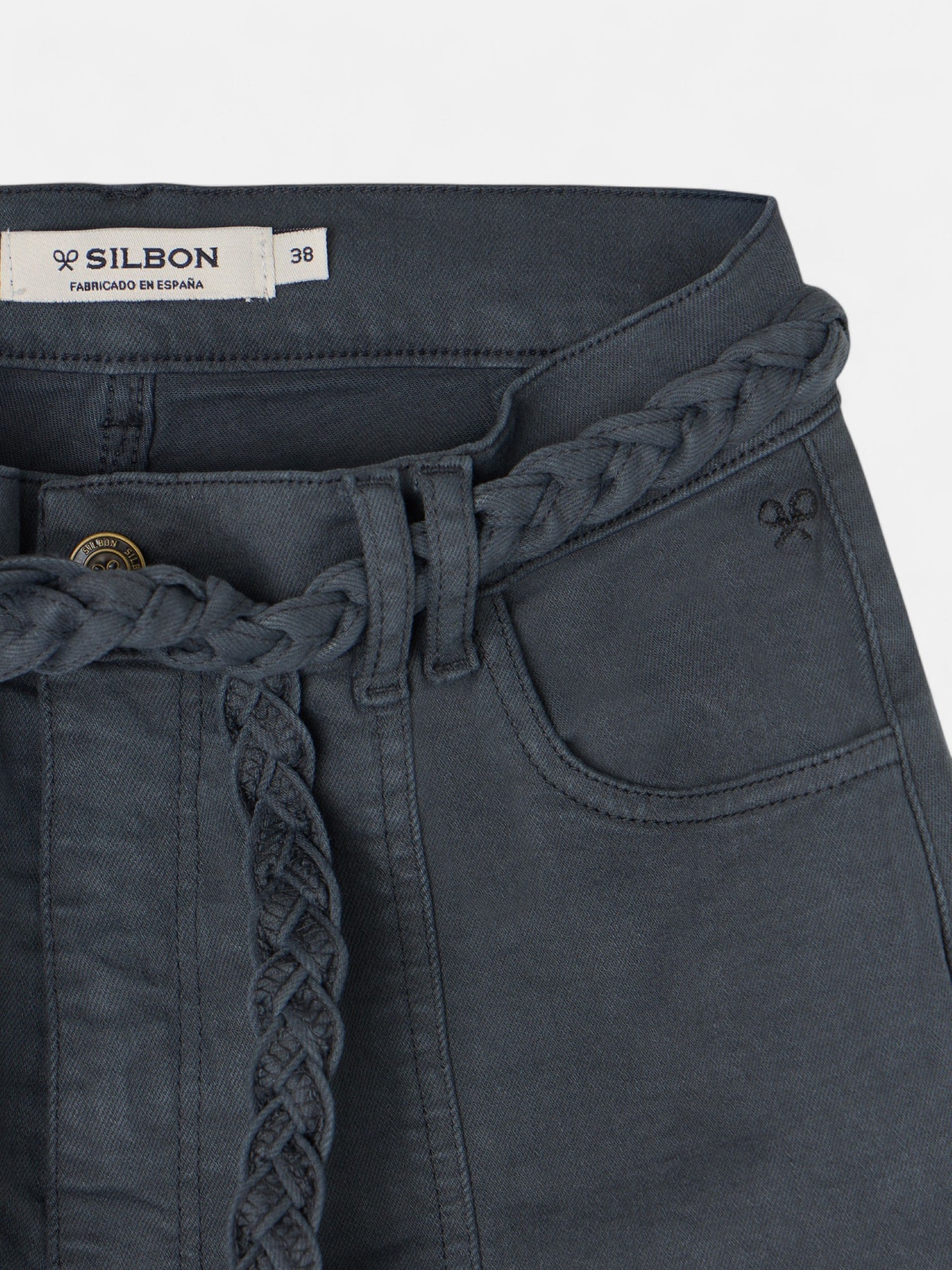 Pantalon denim cinturon trenza gris oscuro