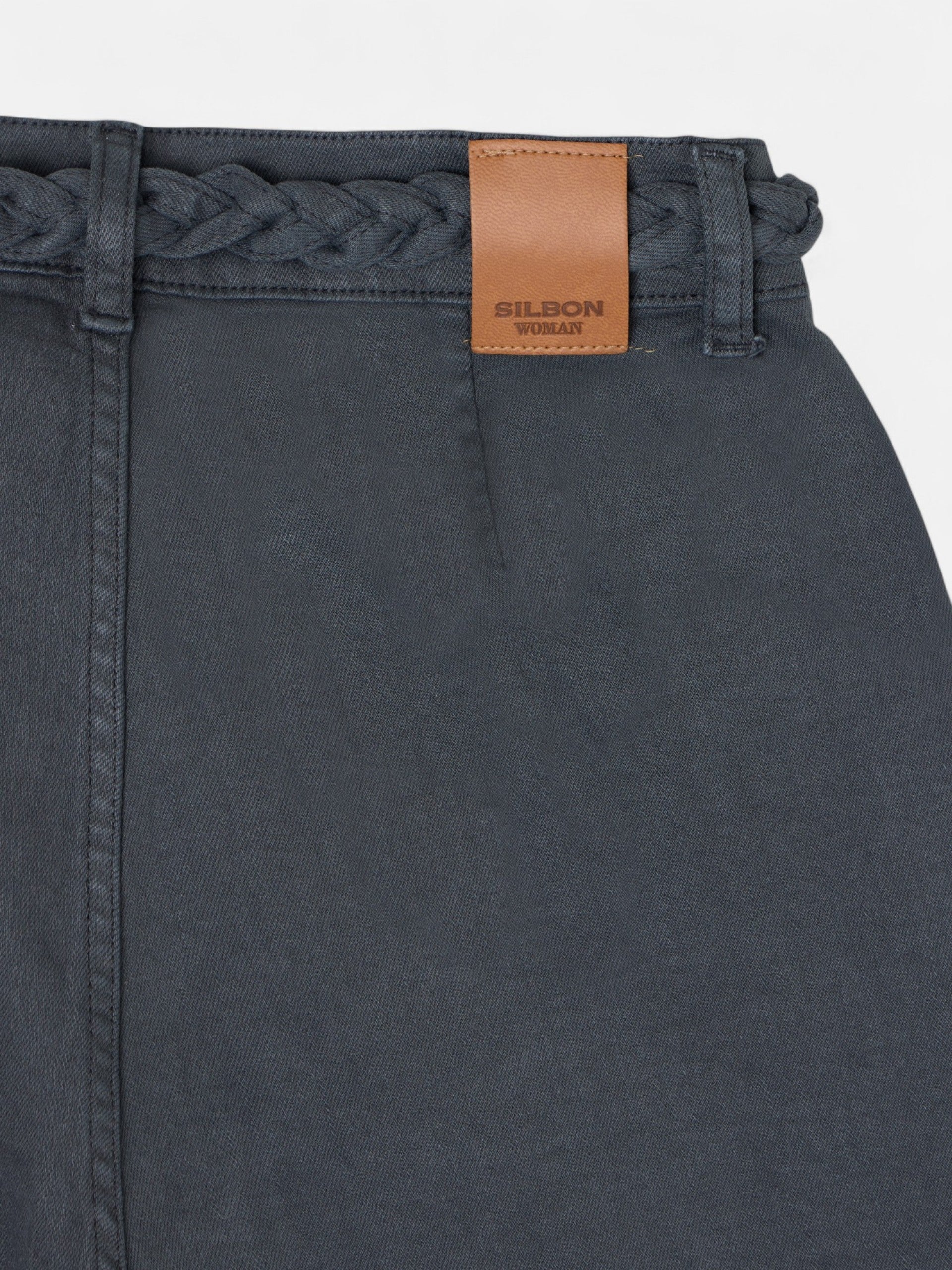 Pantalon denim cinturon trenza gris oscuro