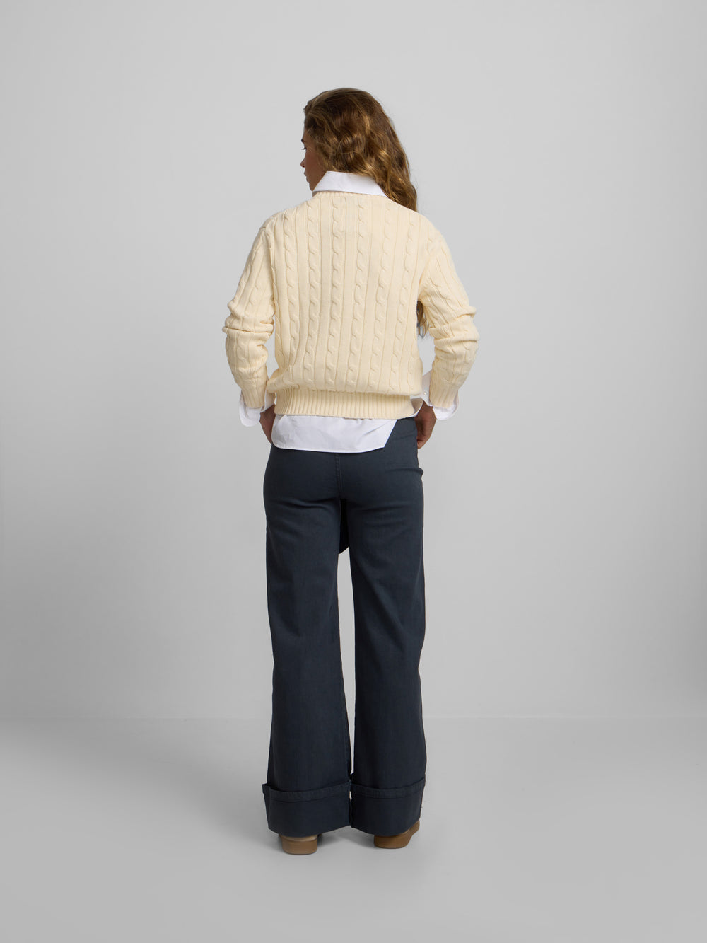 Pantalon denim cinturon trenza gris oscuro