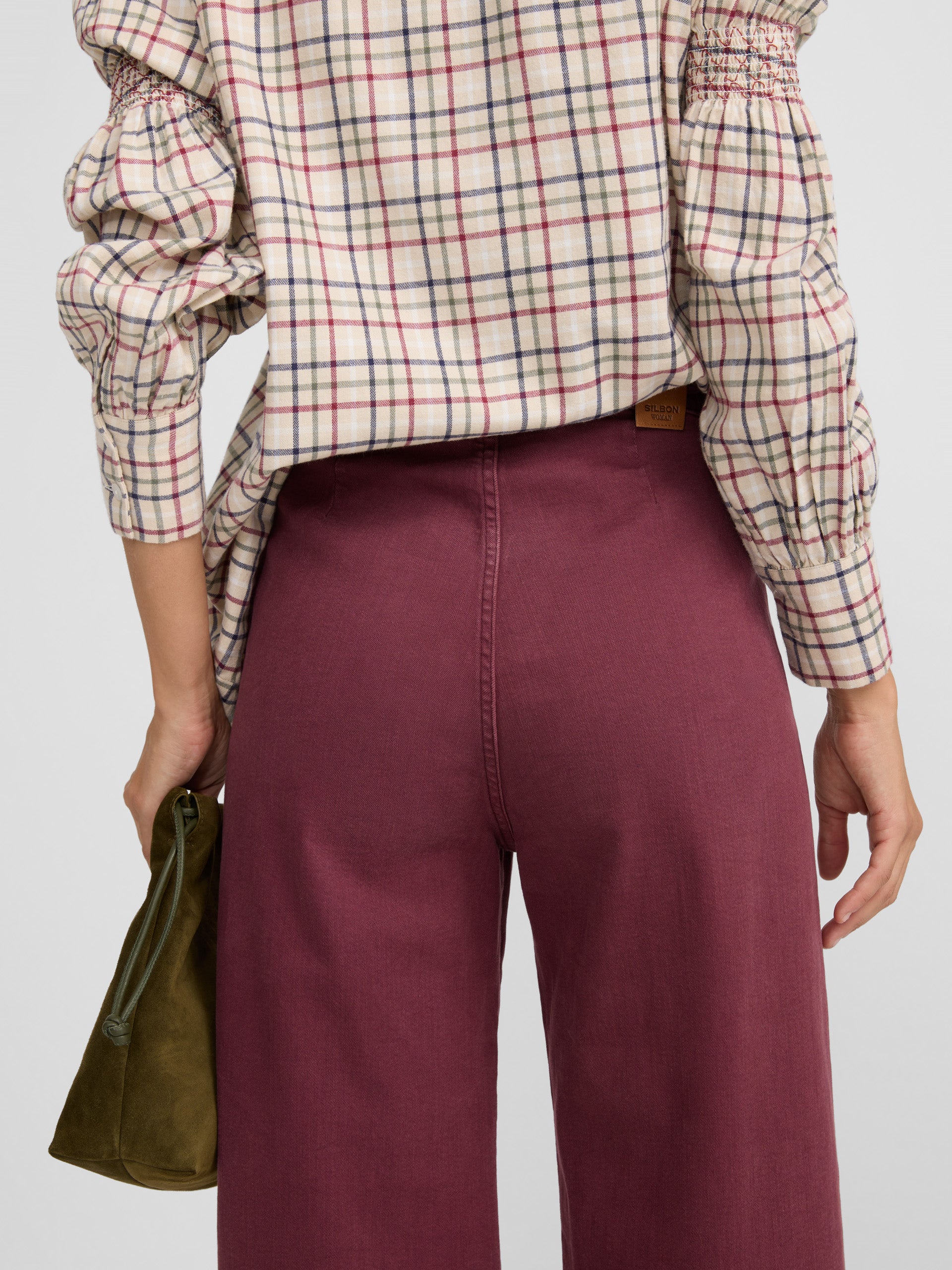 Calças de ganga com cinto entrançado bordeaux