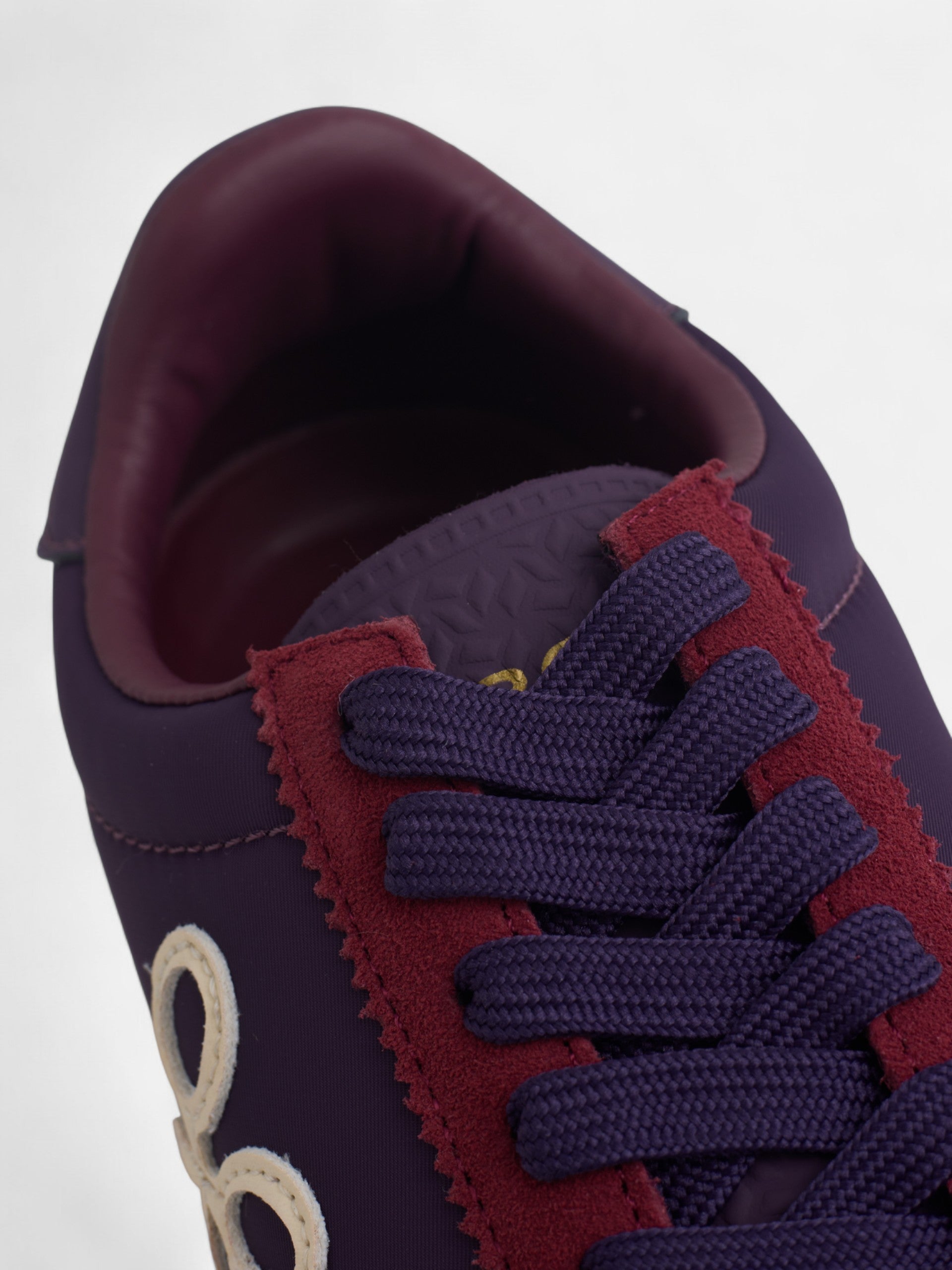 Zapatilla running raqueta burdeos