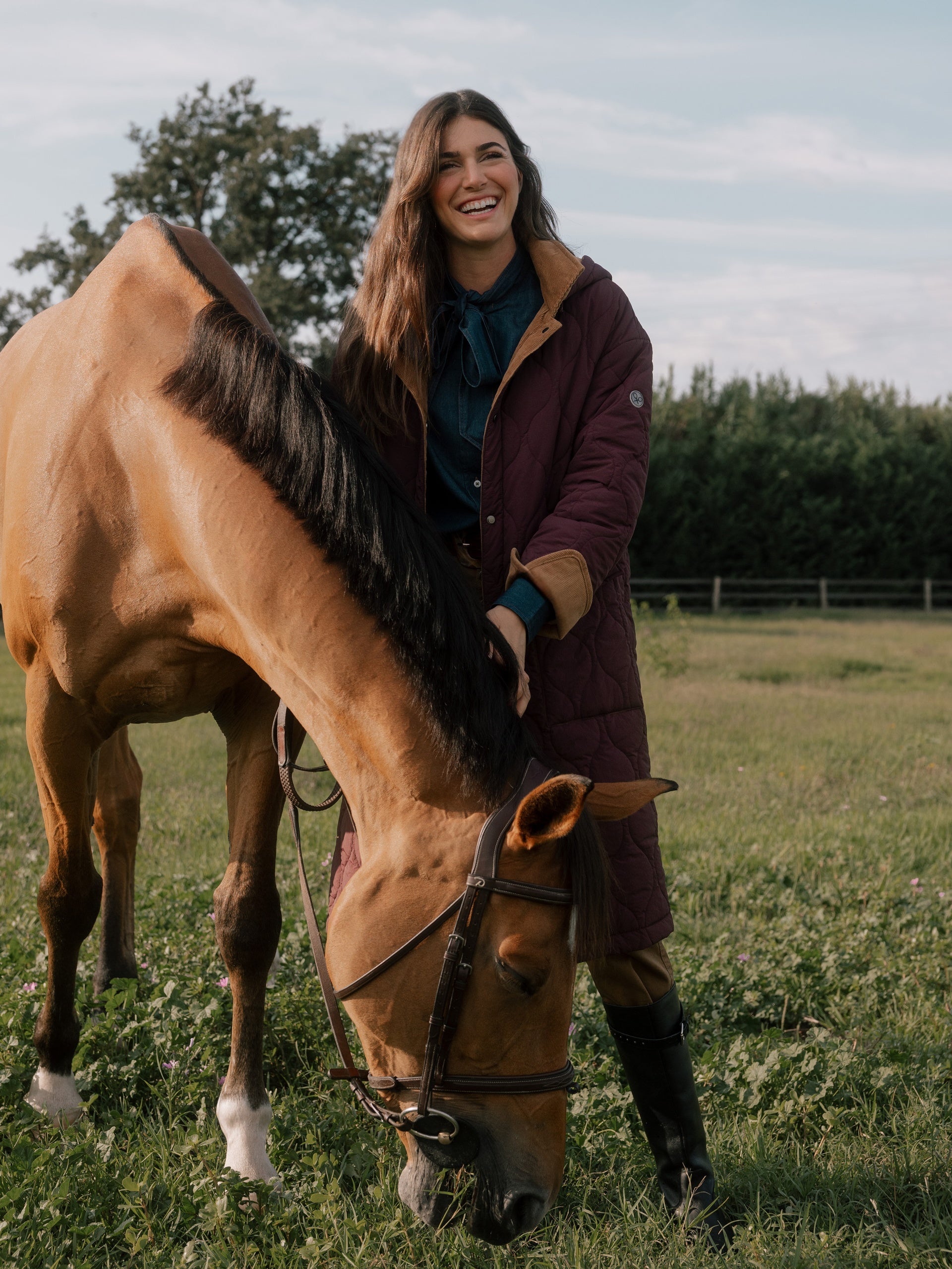 Parka larga acolchada detalles pana burdeos
