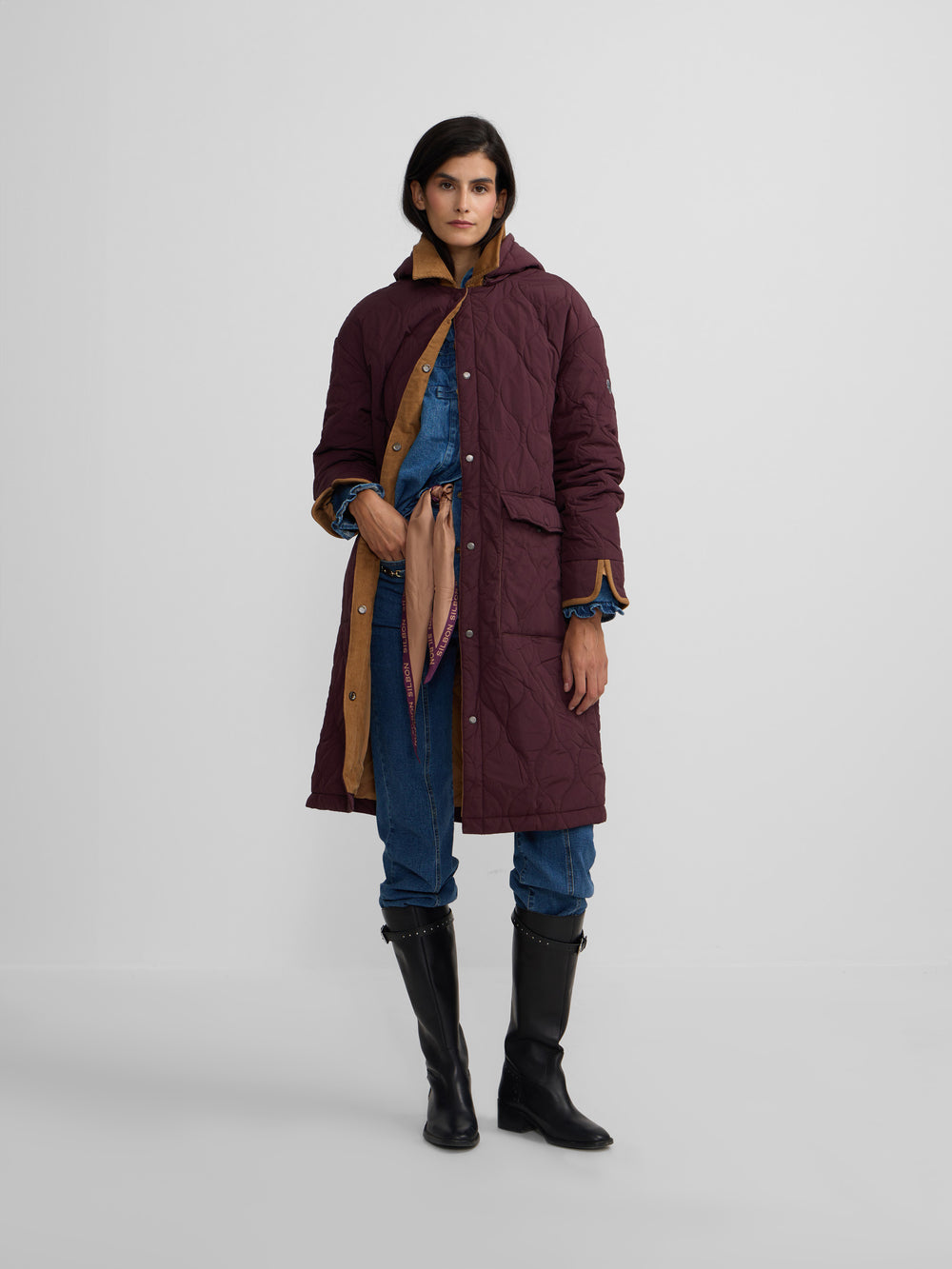 Parka larga acolchada detalles pana burdeos