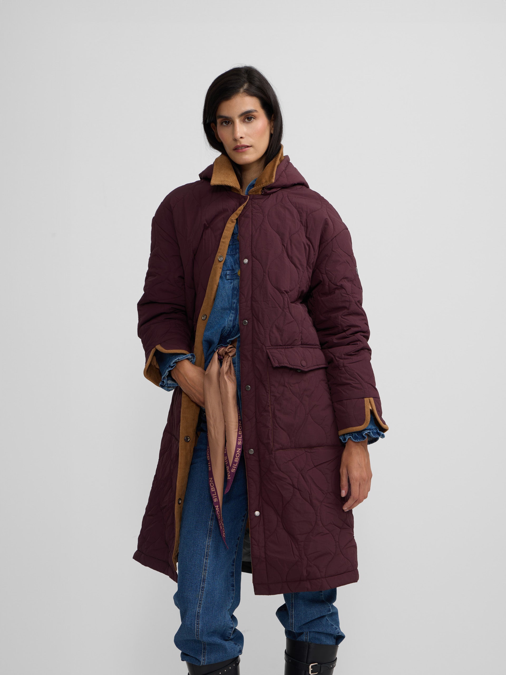 Parka larga acolchada detalles pana burdeos