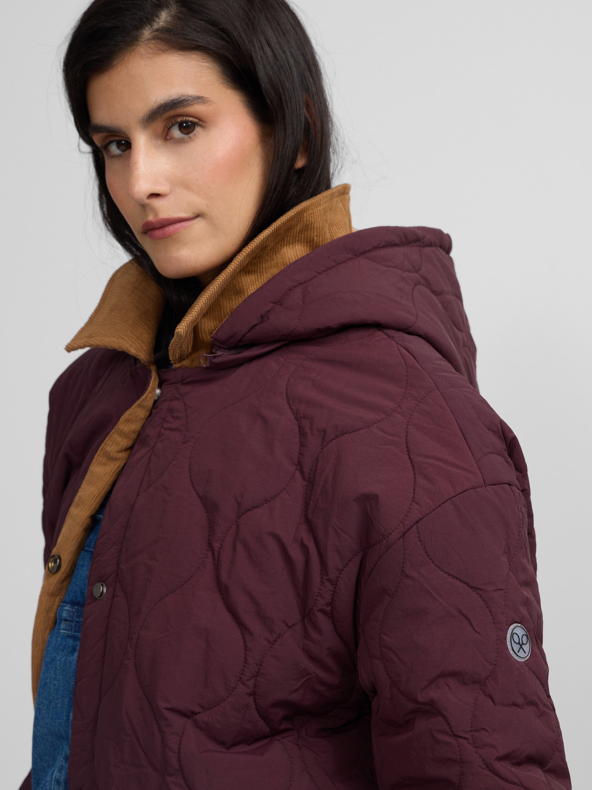 Parka larga acolchada detalles pana burdeos