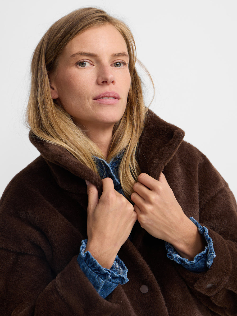 Chaqueta corta pelo marron