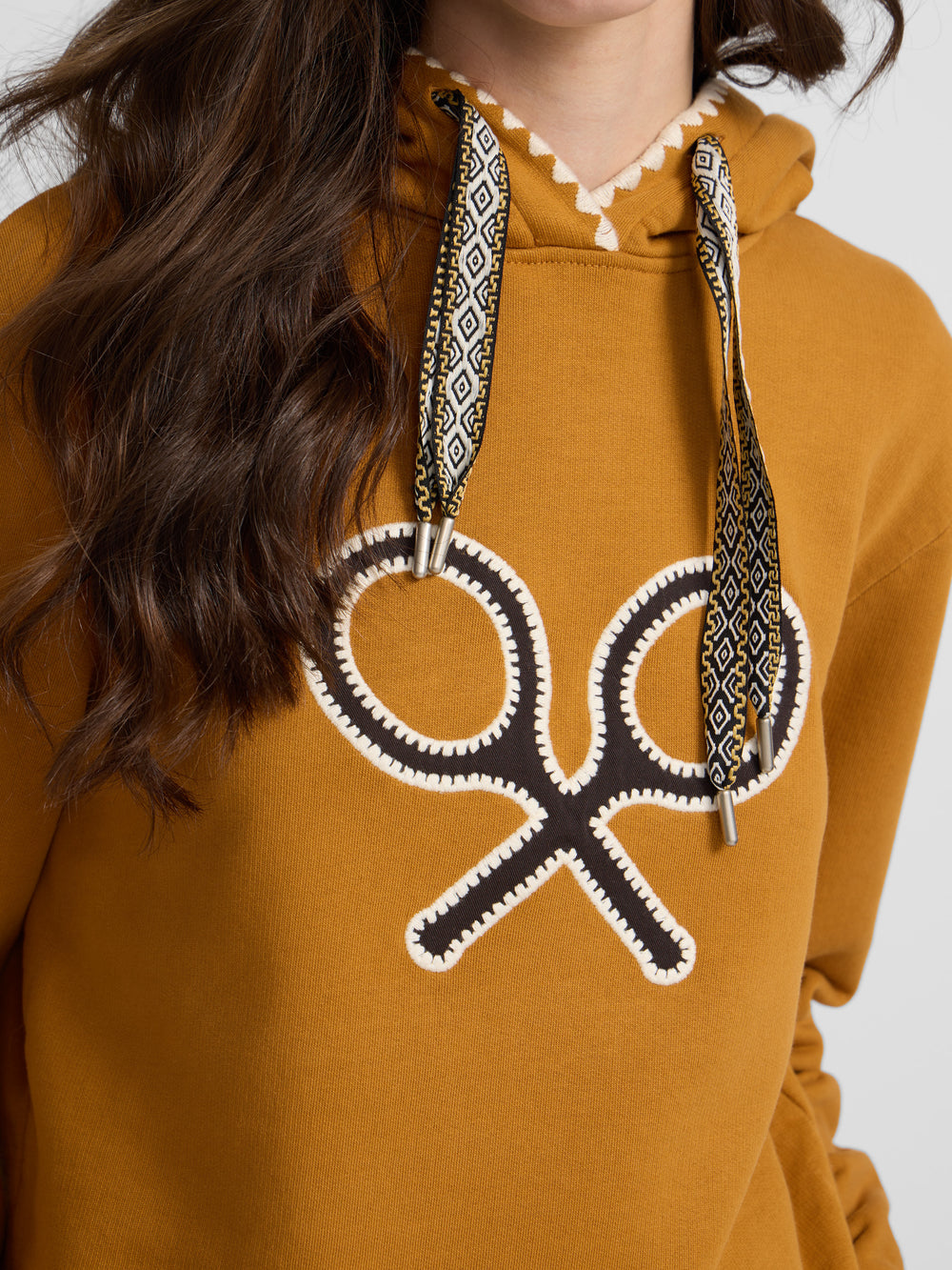 Sweat à capuche femme raquette pessements camel