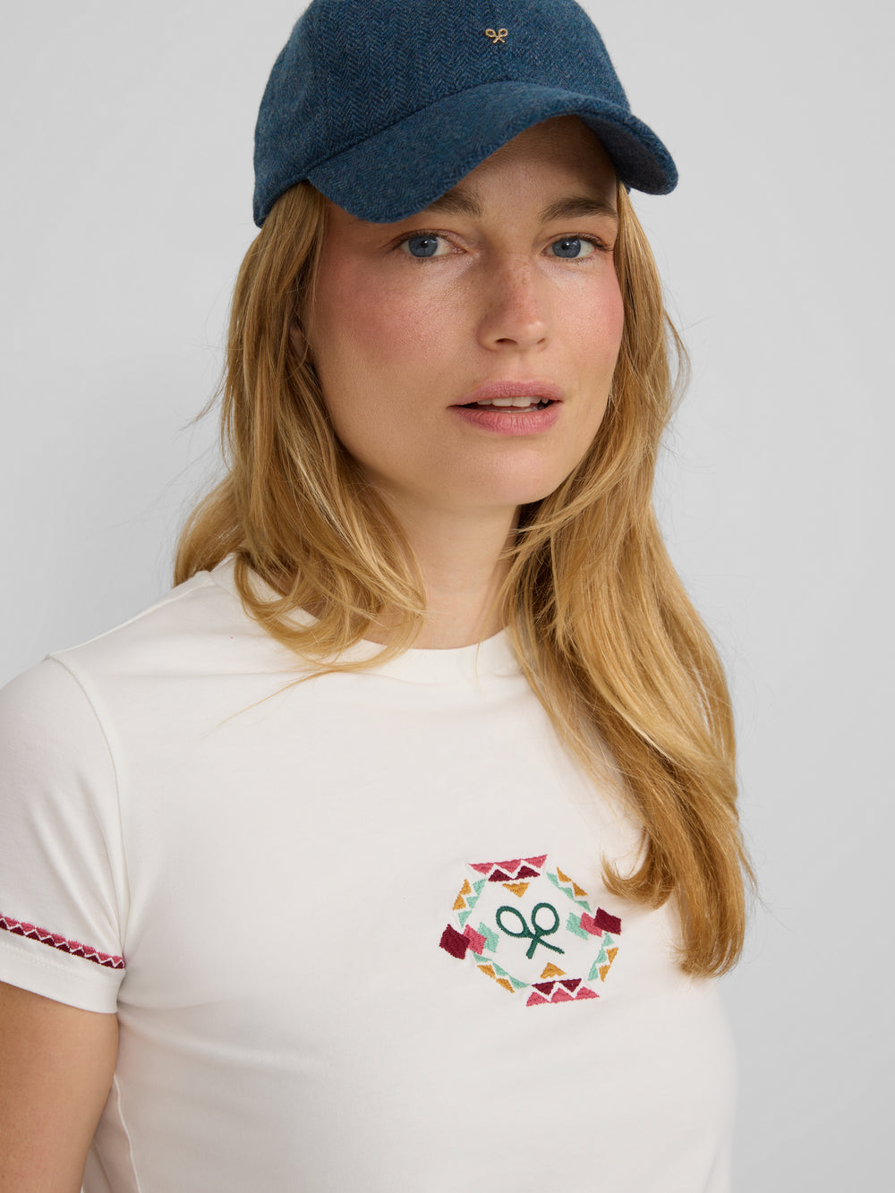 Camiseta woman bordado etnico multicolor blanca