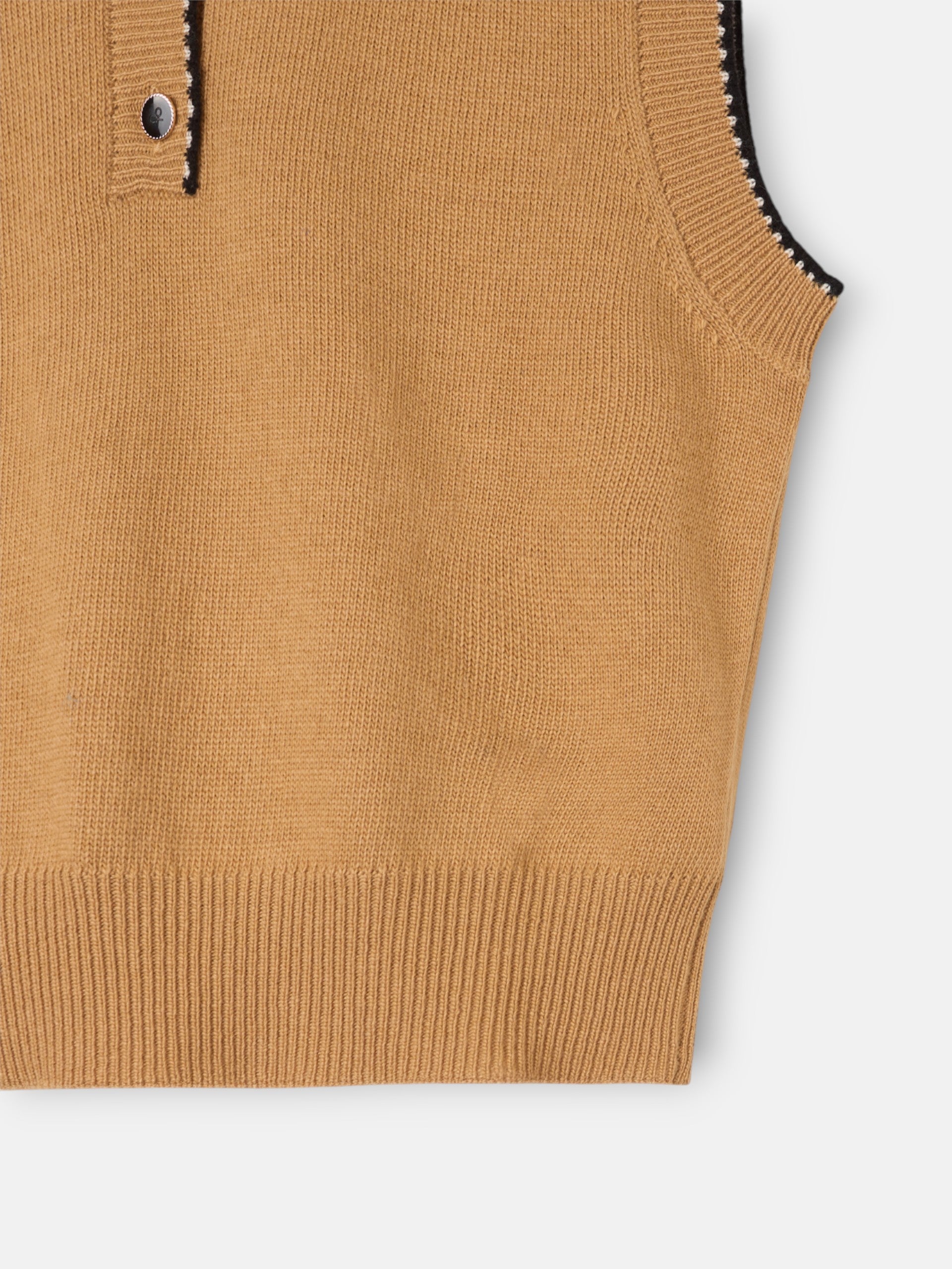 Chaleco detalles pespuntes camel