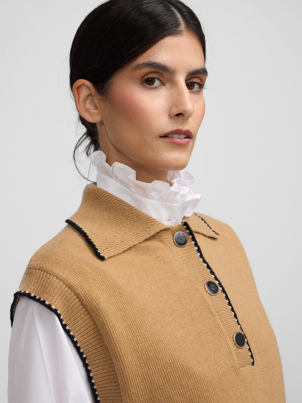 Chaleco detalles pespuntes camel