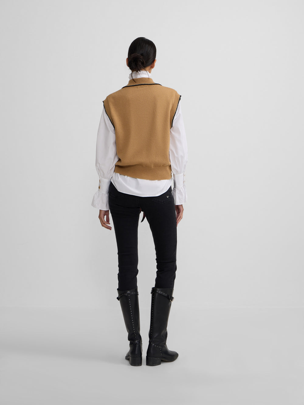 Chaleco detalles pespuntes camel