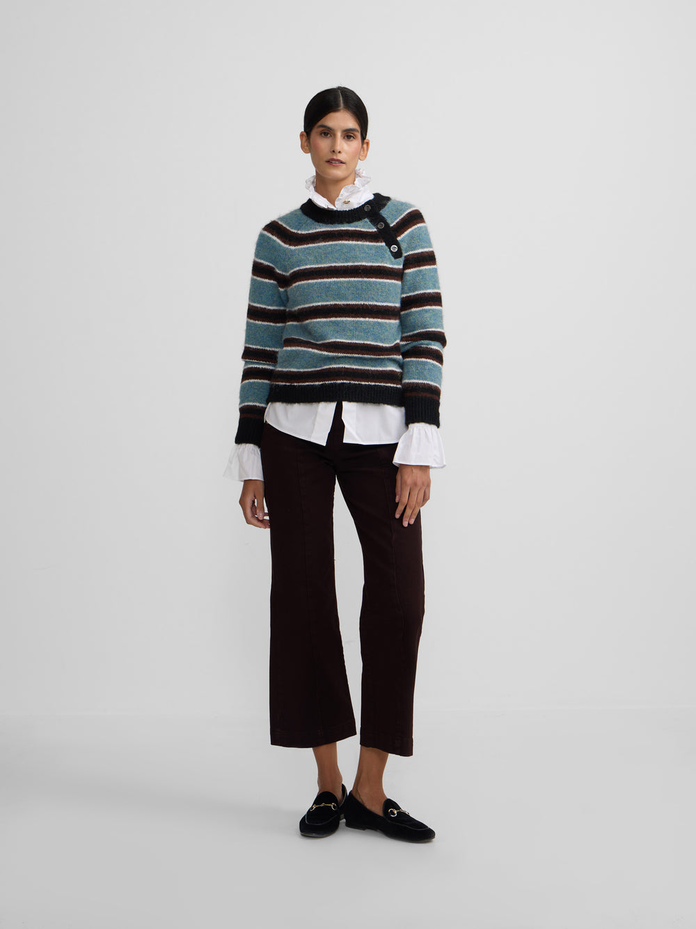 Pull boutonné à rayures bleues et noires